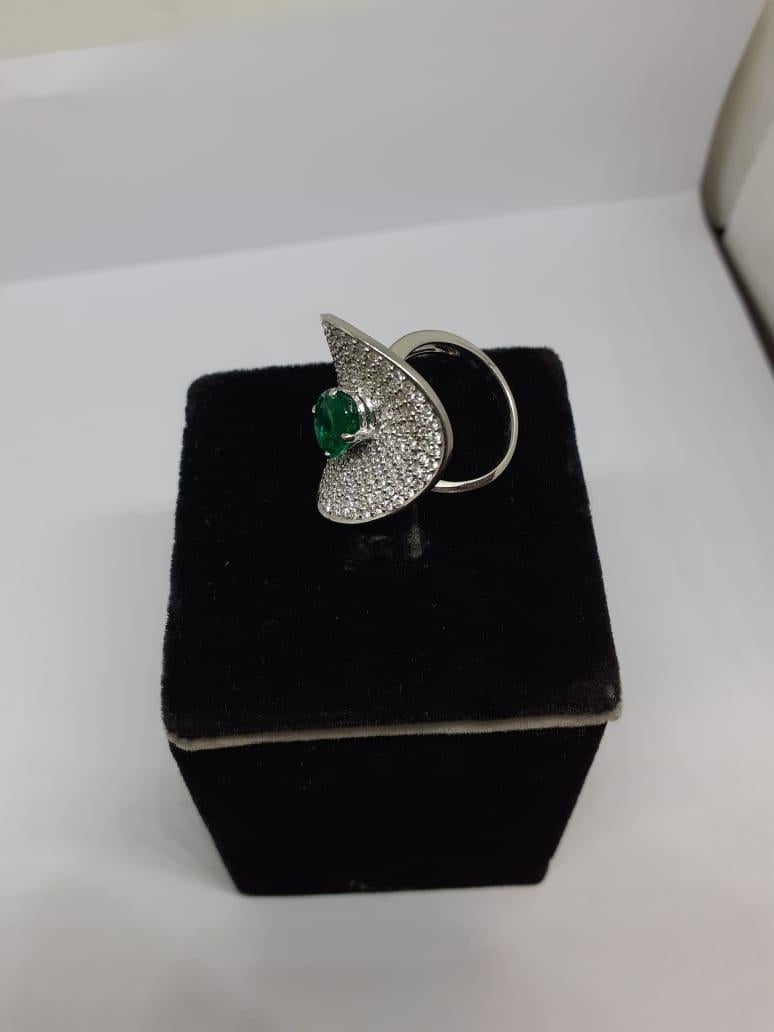 Natural Emerald Ring with 1.31cts Diamond & Emerald 1.94cts with 18k Gold In New Condition For Sale In jaipur, IN
