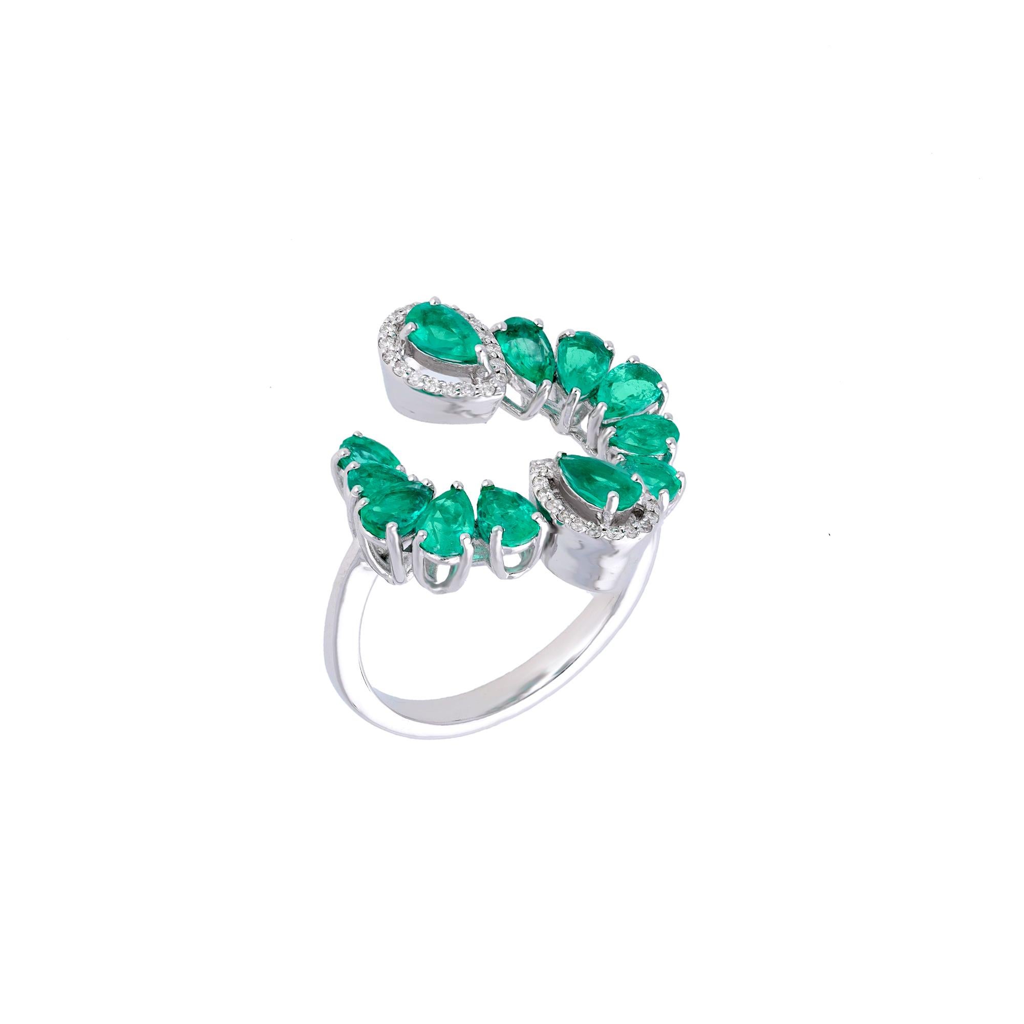 Natural Emerald Ring with diamond 0.14 cts in 18k gold In New Condition For Sale In jaipur, IN
