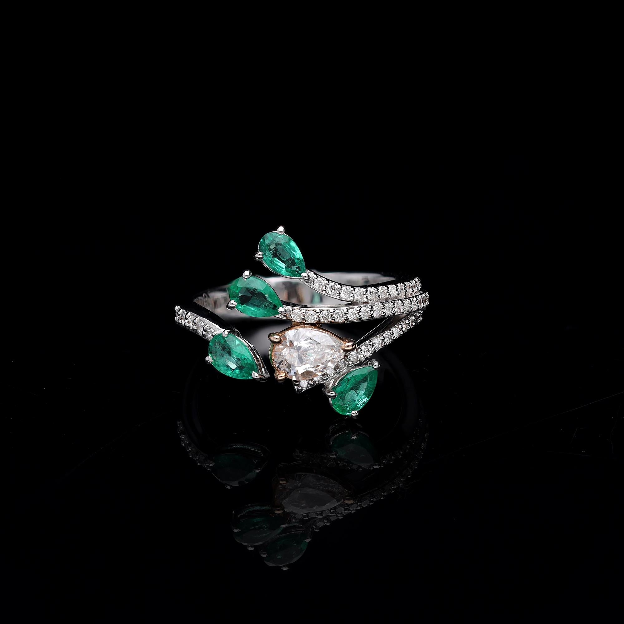 Mixed Cut Natural Emerald ring with diamond 0.67 cts in 18k gold For Sale