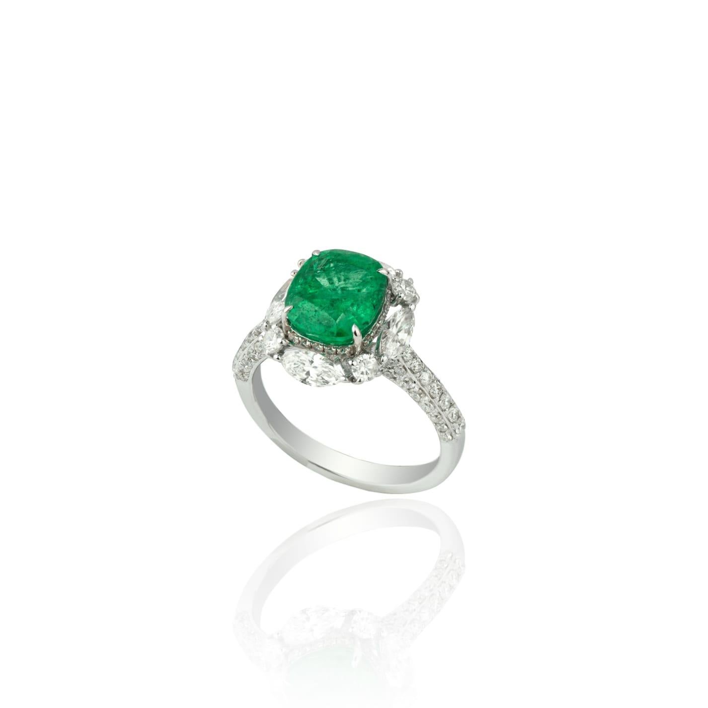 Mixed Cut Natural emerald ring with diamond in 18k gold For Sale