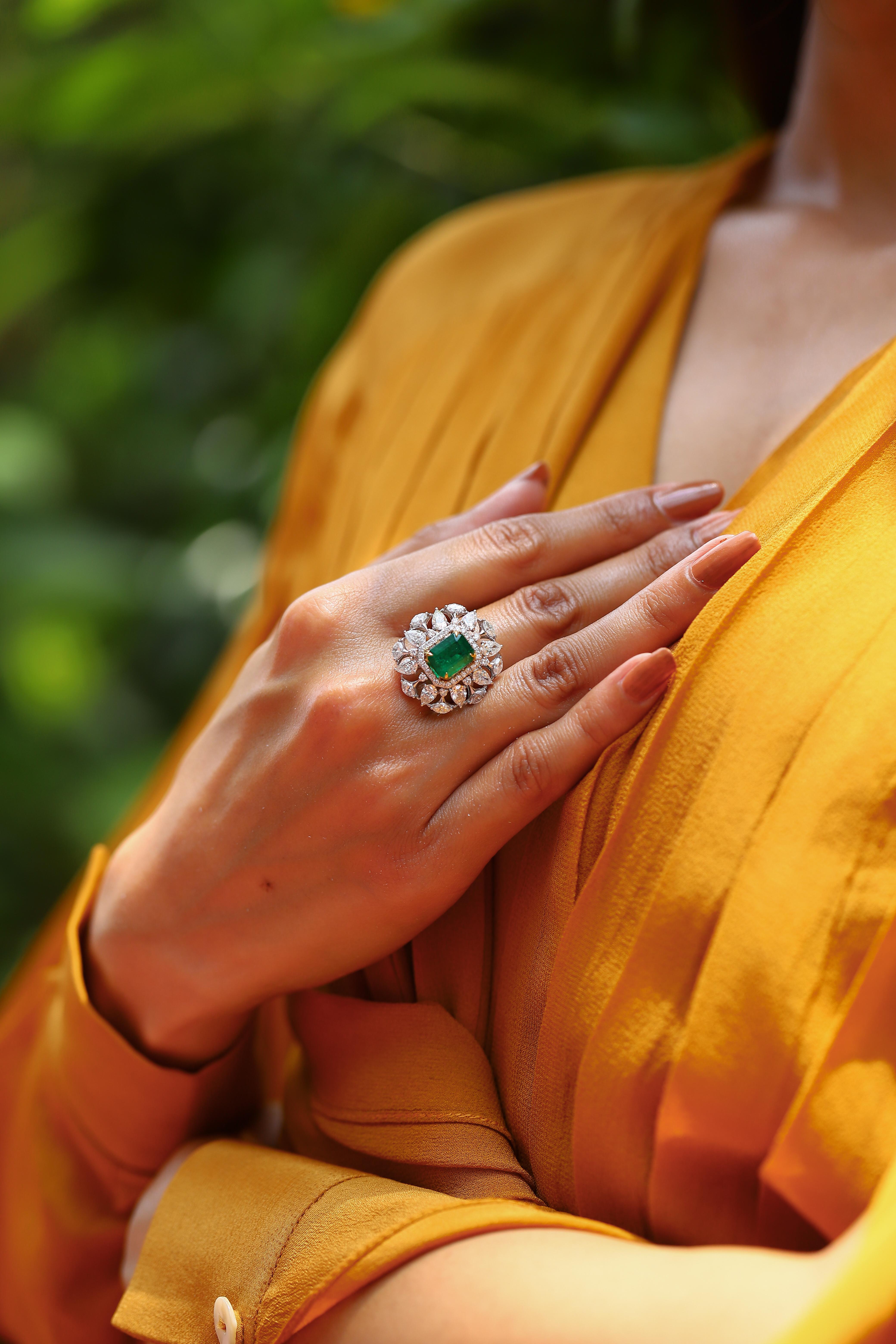Natürlich  Zambianischer Smaragdring mit Diamant in 18 Karat Gold im Zustand „Neu“ im Angebot in New York, NY