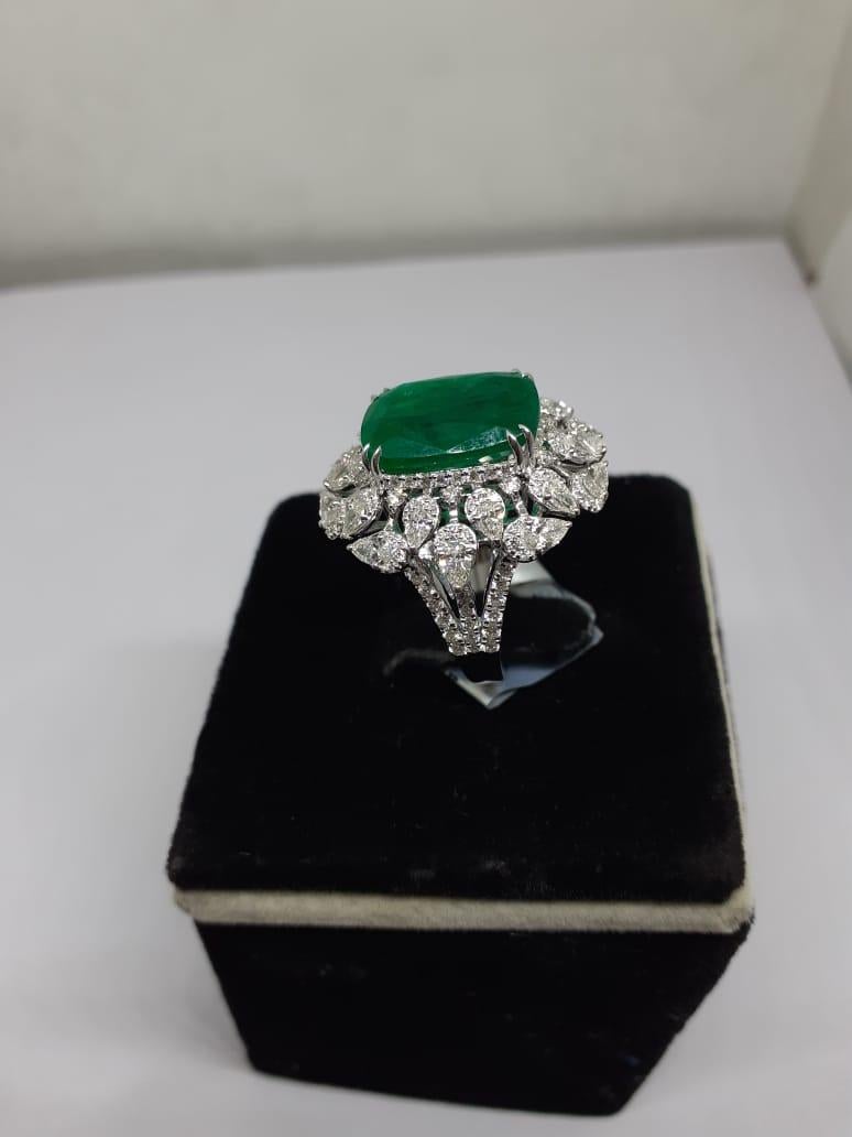 Natural emerald ring with diamond in 18k gold In New Condition For Sale In jaipur, IN