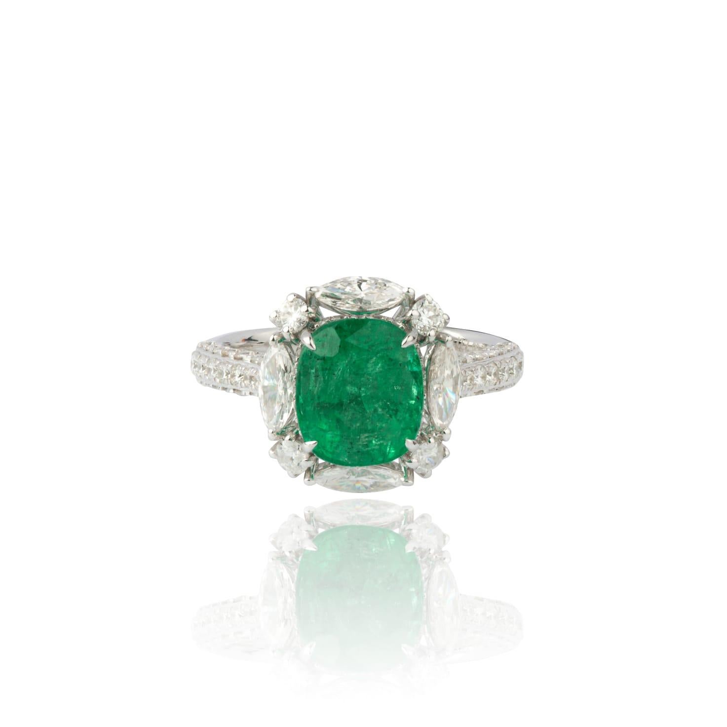 Women's Natural emerald ring with diamond in 18k gold For Sale
