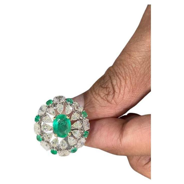 Natural Emerald Ring with Diamond in 18k Gold For Sale