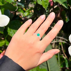 Anello con smeraldo naturale e diamanti da 0,42 carati in oro bianco 14 carati