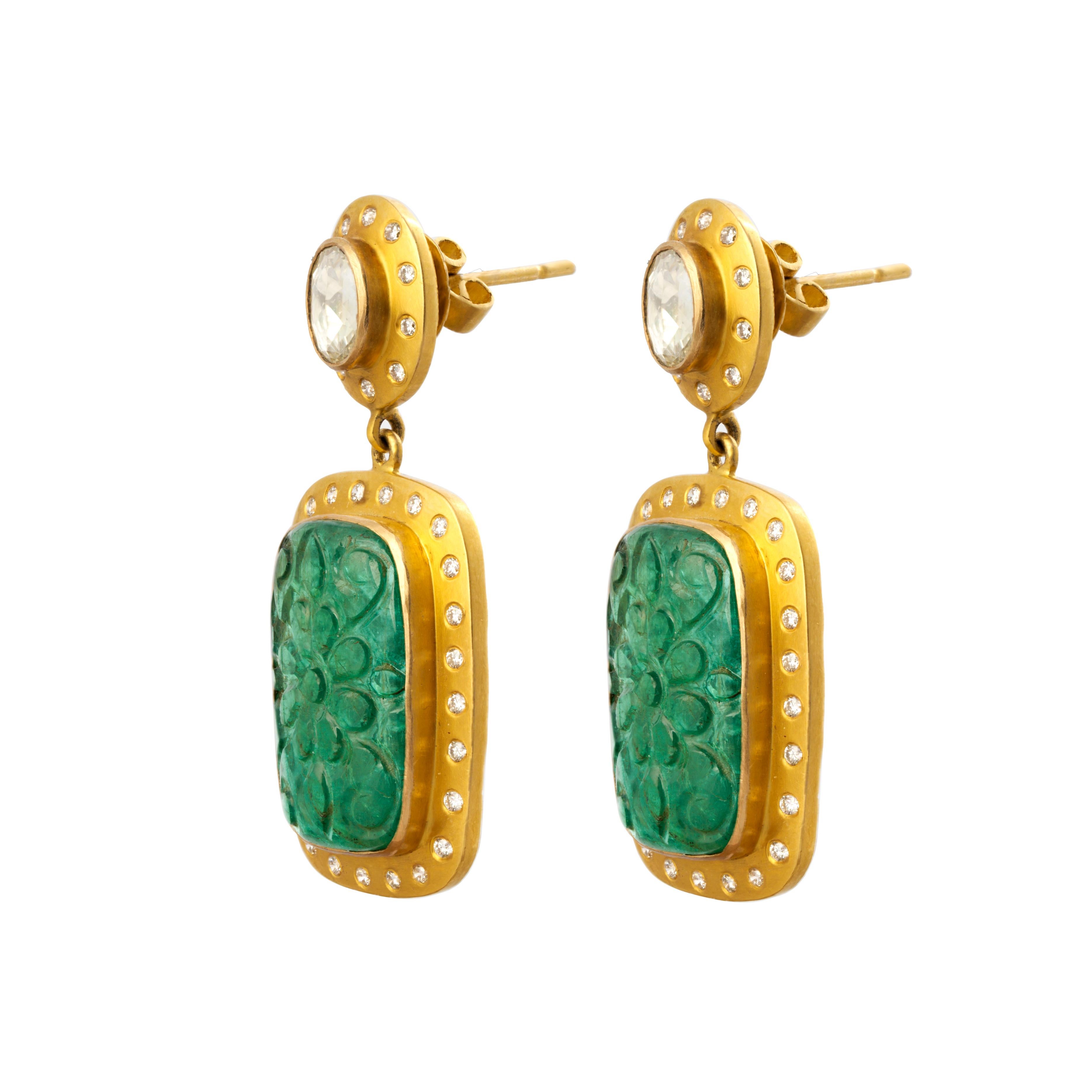 This is a beautiful emerald earring with diamonds and 18k gold. the stone are very high quality and
diamonds also vsi and G colour
emerald:22.97cts
diamonds rose cut :1.07cts
diamonds :0.66cts
gold:15.520gms
very hard to capture the true color and