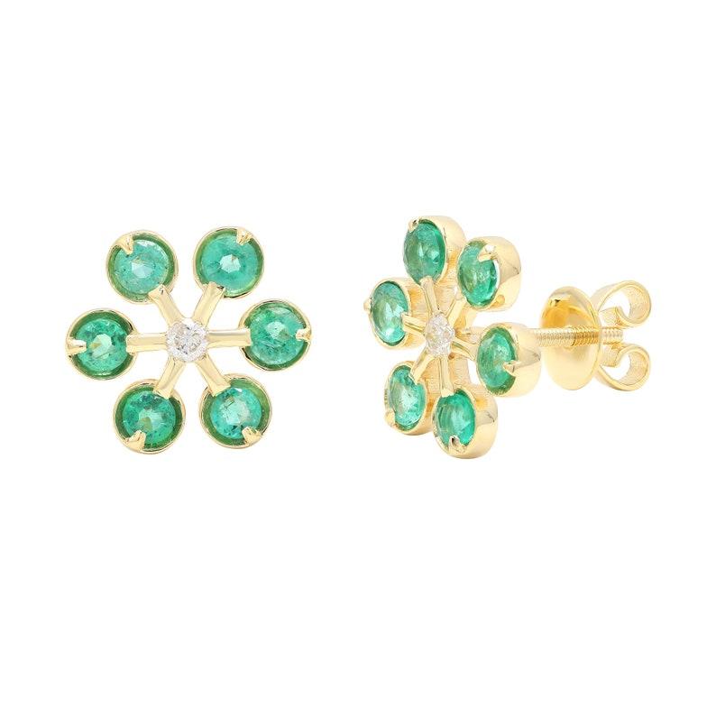 natural emerald round daisy stud earrings / 18k solid gold stud earrings In New Condition In jaipur, IN