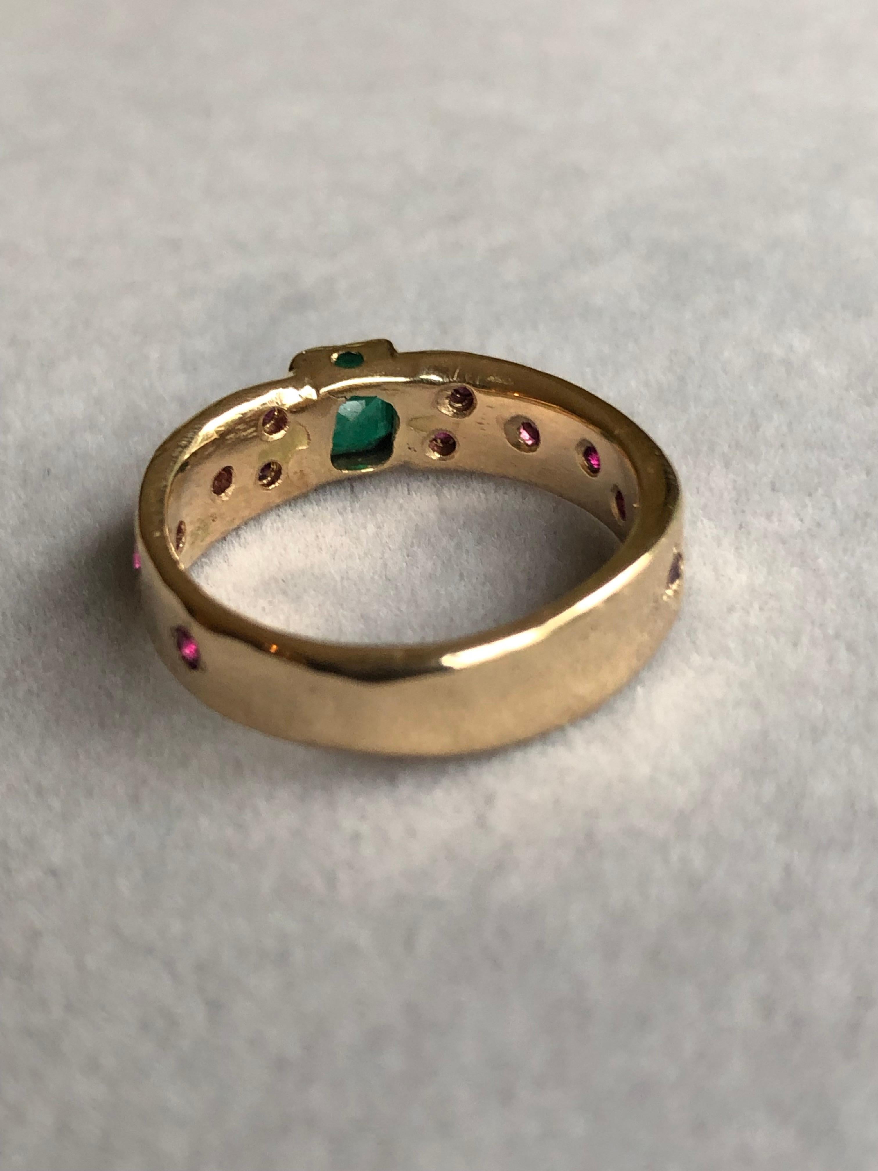 Natural Emerald Ruby Band Ring Rare Hammered 18 Karat 5