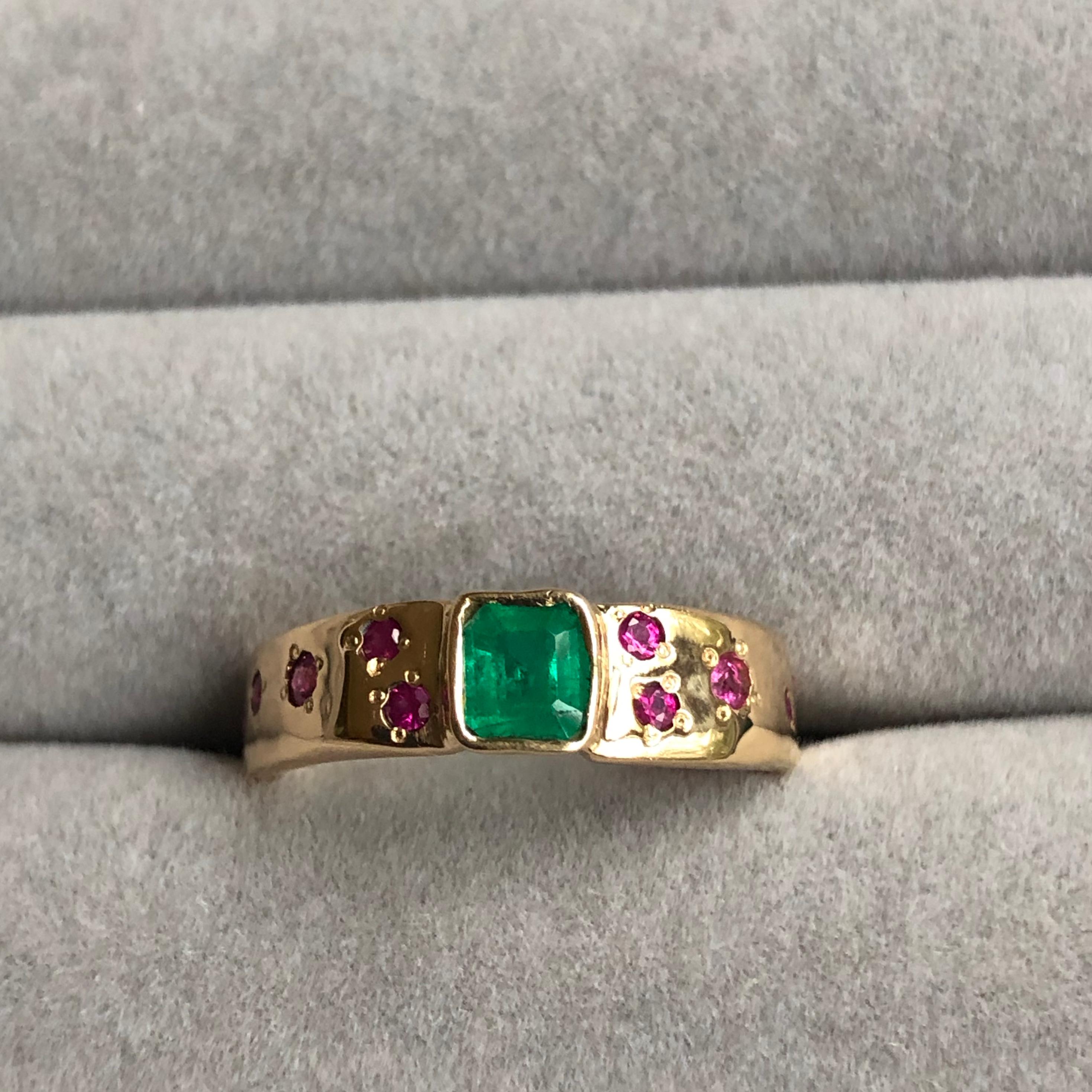 Natural Emerald Ruby Band Ring Rare Hammered 18 Karat 1
