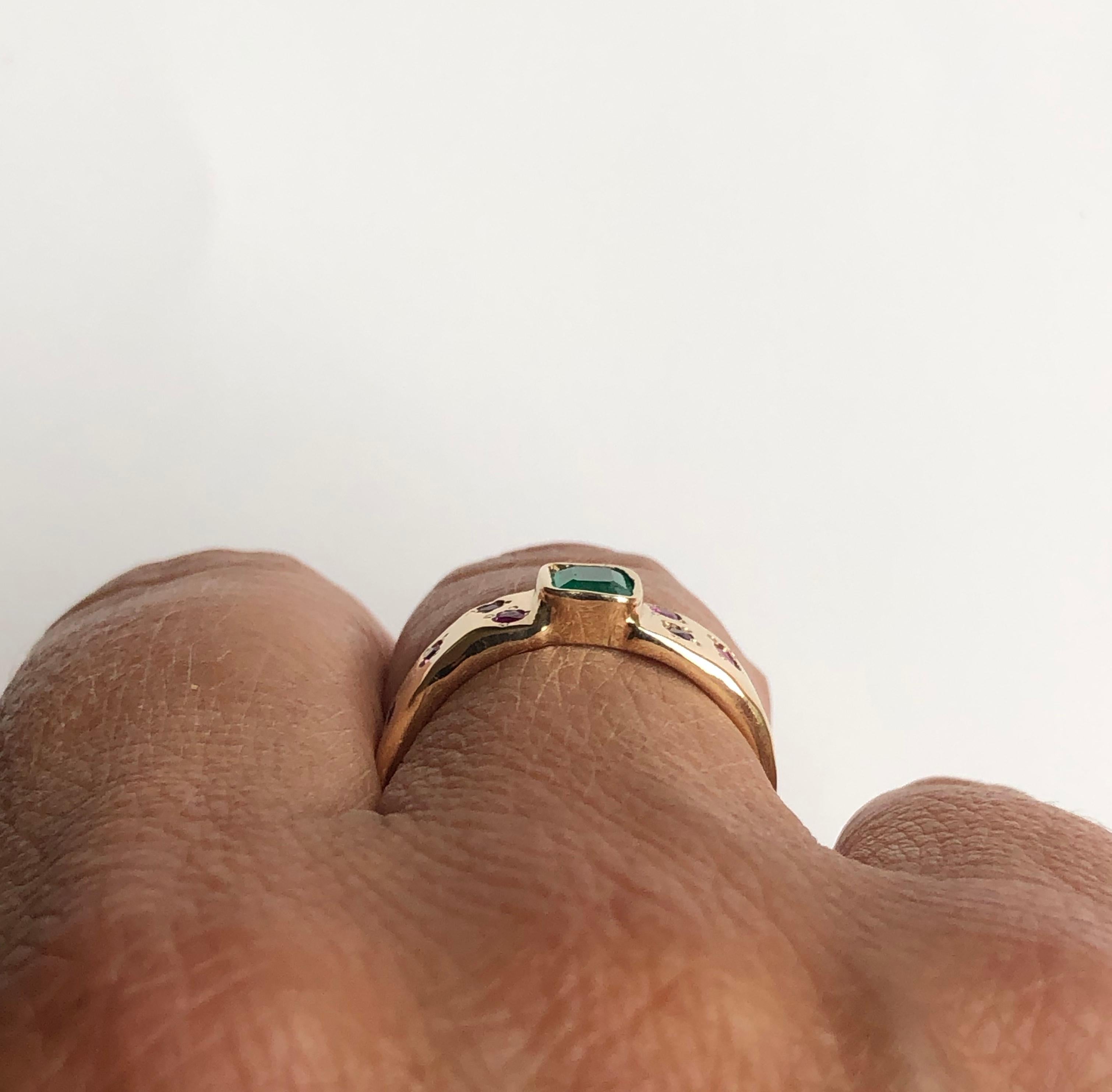 Natural Emerald Ruby Band Ring Rare Hammered 18 Karat 2