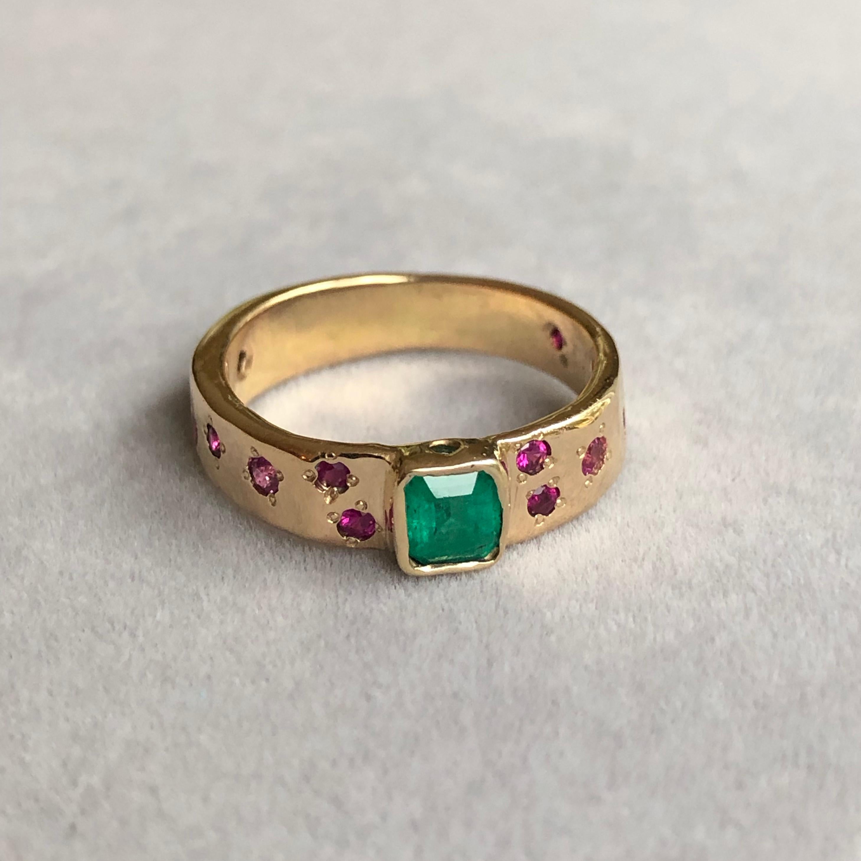 Natural Emerald Ruby Band Ring Rare Hammered 18 Karat 4