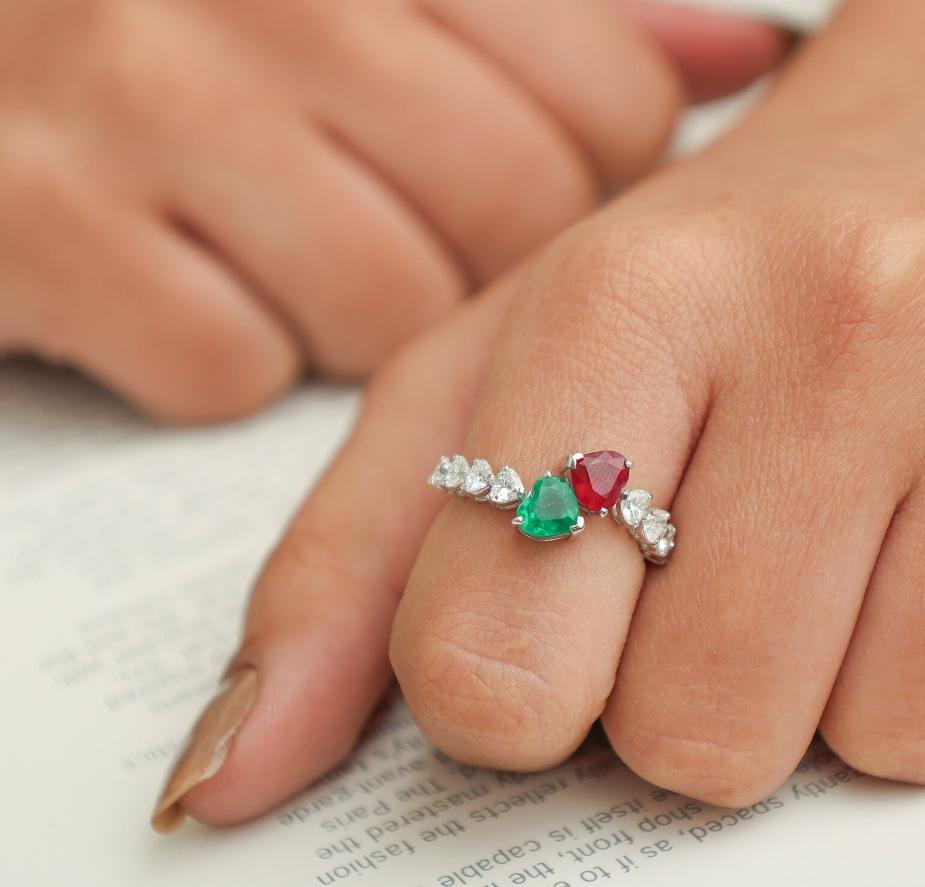 Natural zambian emerald ruby heart diamond ring in 18k gold In New Condition For Sale In jaipur, IN