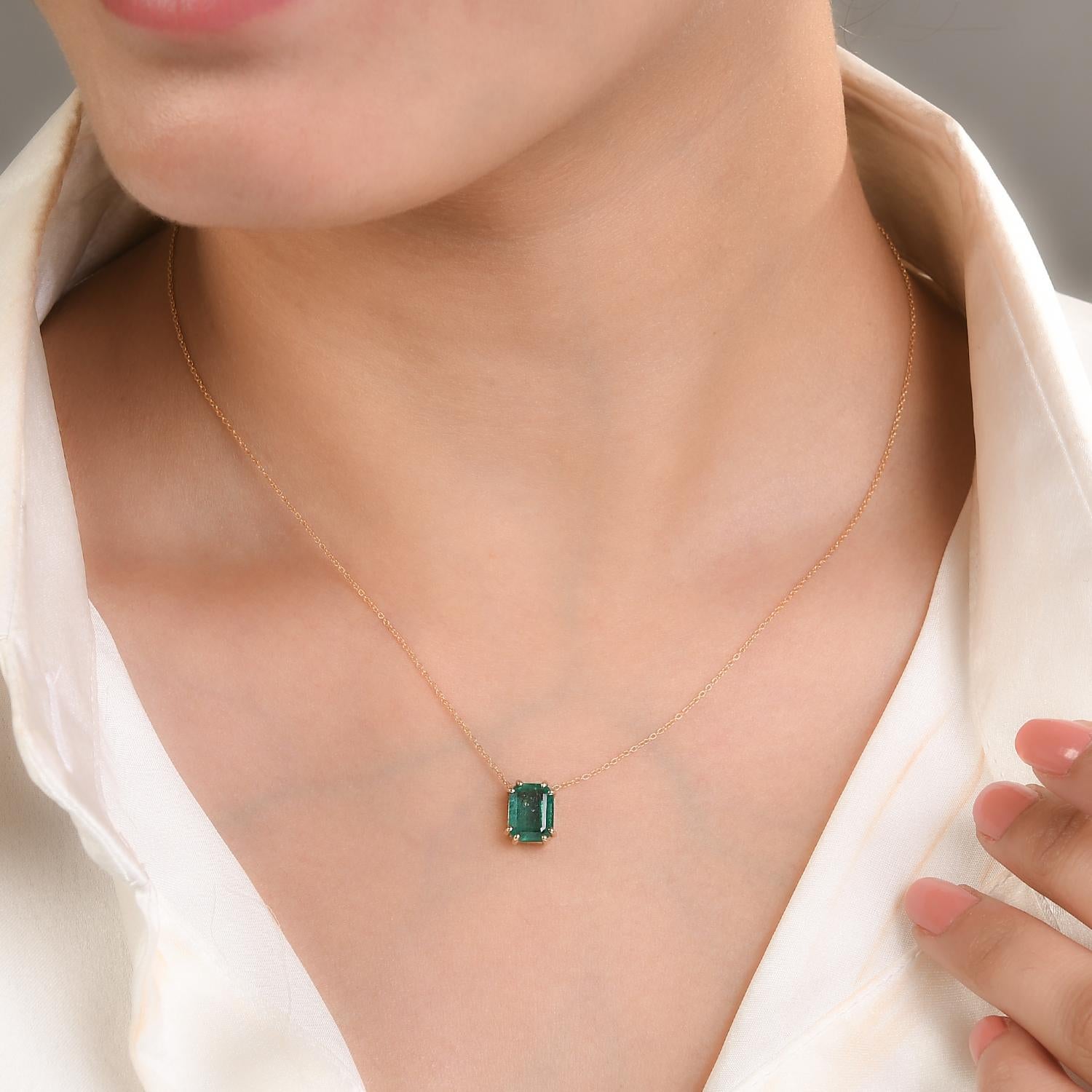 Women's Natural Emerald Solitaire Chain Necklace for Women in 18k Yellow Gold For Sale