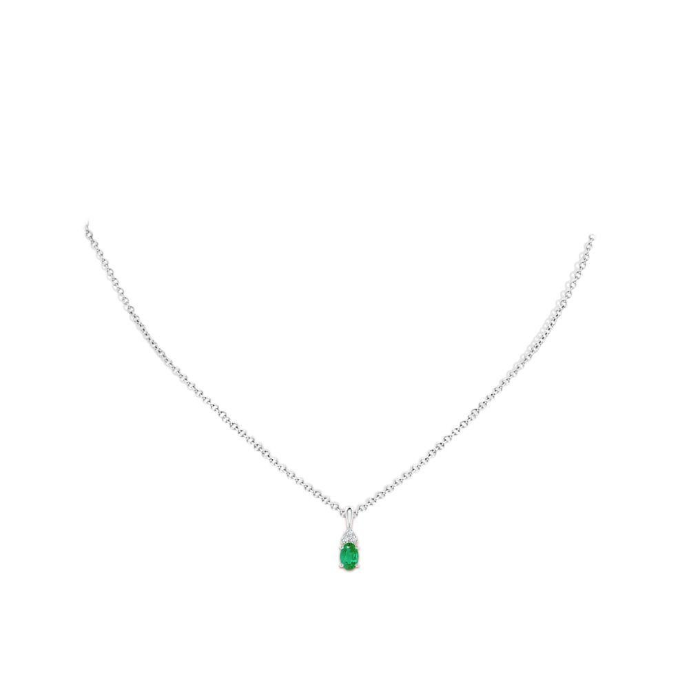 Natural Emerald Solitaire Pendant with Diamond in Platinum Size-6x4mm In New Condition For Sale In Los Angeles, CA