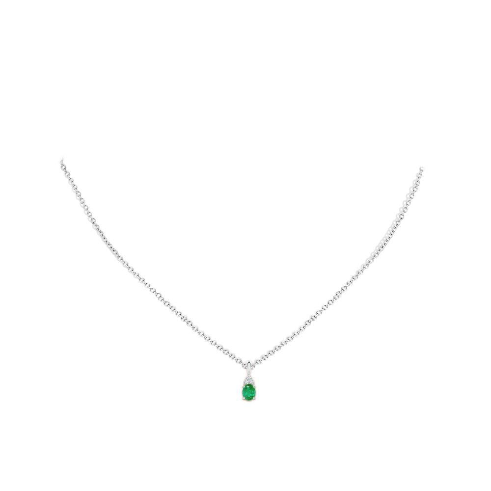 Natural Emerald Solitaire Pendant with Diamond in White Gold Size-5x4mm In New Condition For Sale In Los Angeles, CA