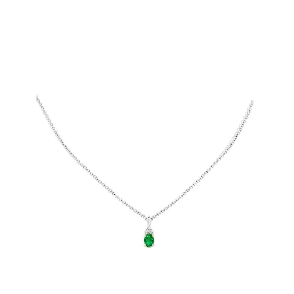 Ciondolo solitario con smeraldo naturale e diamante in oro bianco, dimensioni 7x5 mm In condizioni Nuovo in vendita a Los Angeles, CA