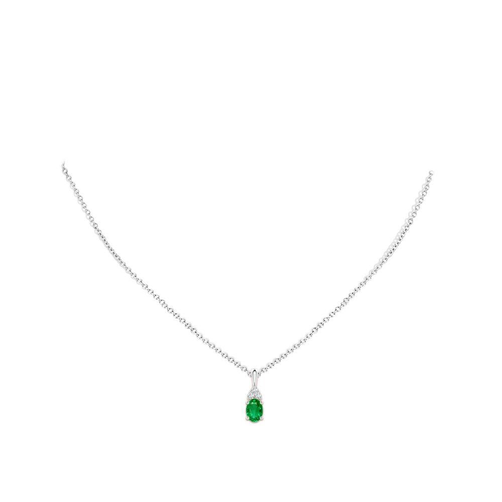 Natural Emerald Solitaire Pendant with Diamond in White Gold Size-7x5mm In New Condition For Sale In Los Angeles, CA