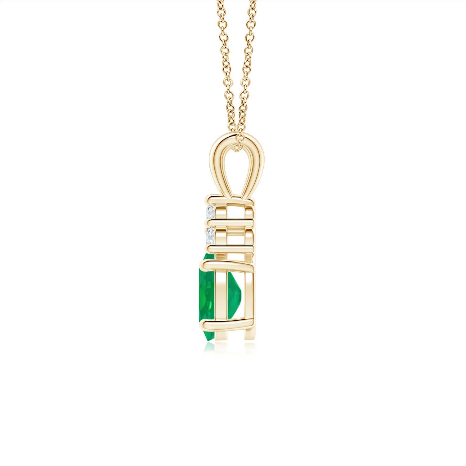 Serti dans de l'or jaune 14k, ce pendentif solitaire classique en émeraude présente un mélange parfait de style et d'élégance. Il est orné d'une émeraude verte luxuriante et de trois diamants ronds étincelants sur le dessus. Relié à un anneau en V