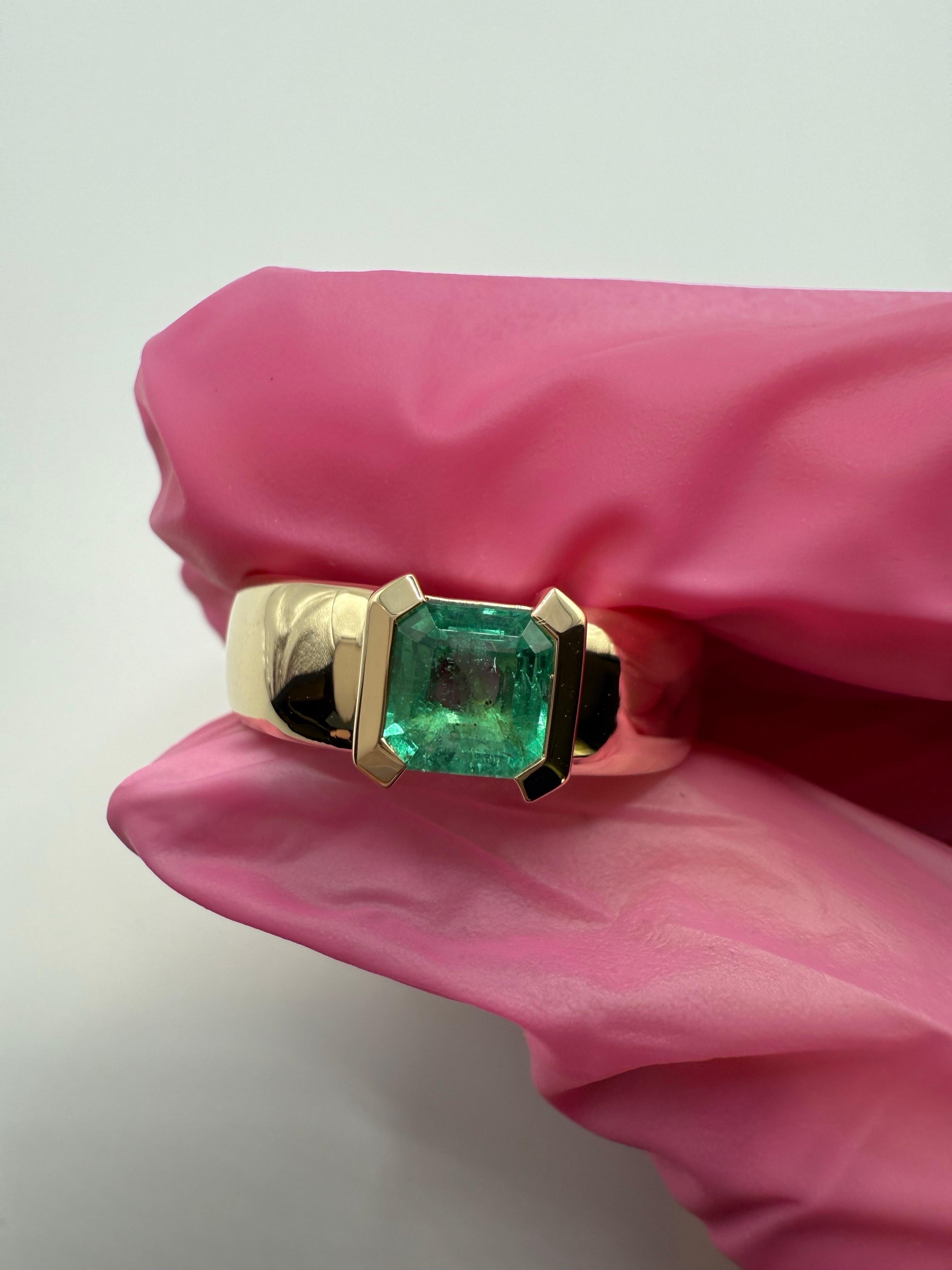 Dies ist ein von einer Art Smaragd Solitär-Ring in einem modernen Ring Einstellung in 14KT Gelbgold, der Stein hat so eine schöne Ausstrahlung von leicht bläulich-grüne Farbe, ist der Smaragd sambischen Ursprungs.
Der Ring kann in der Größe