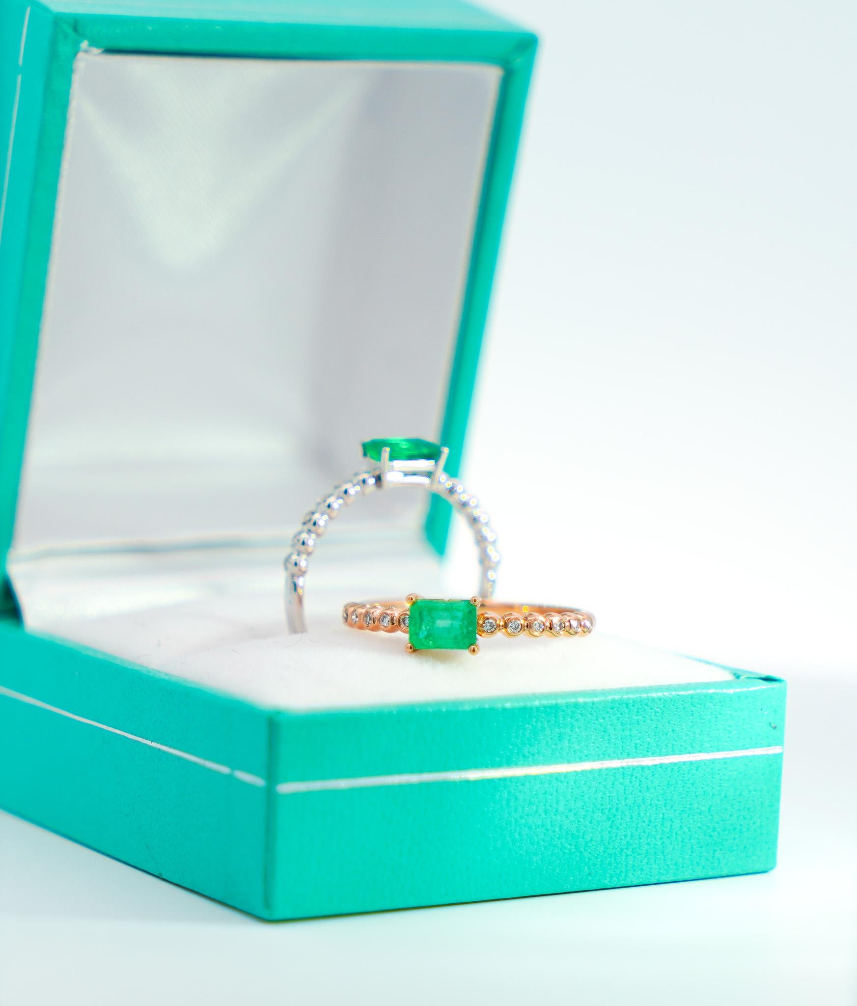 Natural Emerald Stacking Ring in 18K Rose Gold With Thin Ribbed Band For Sale 4