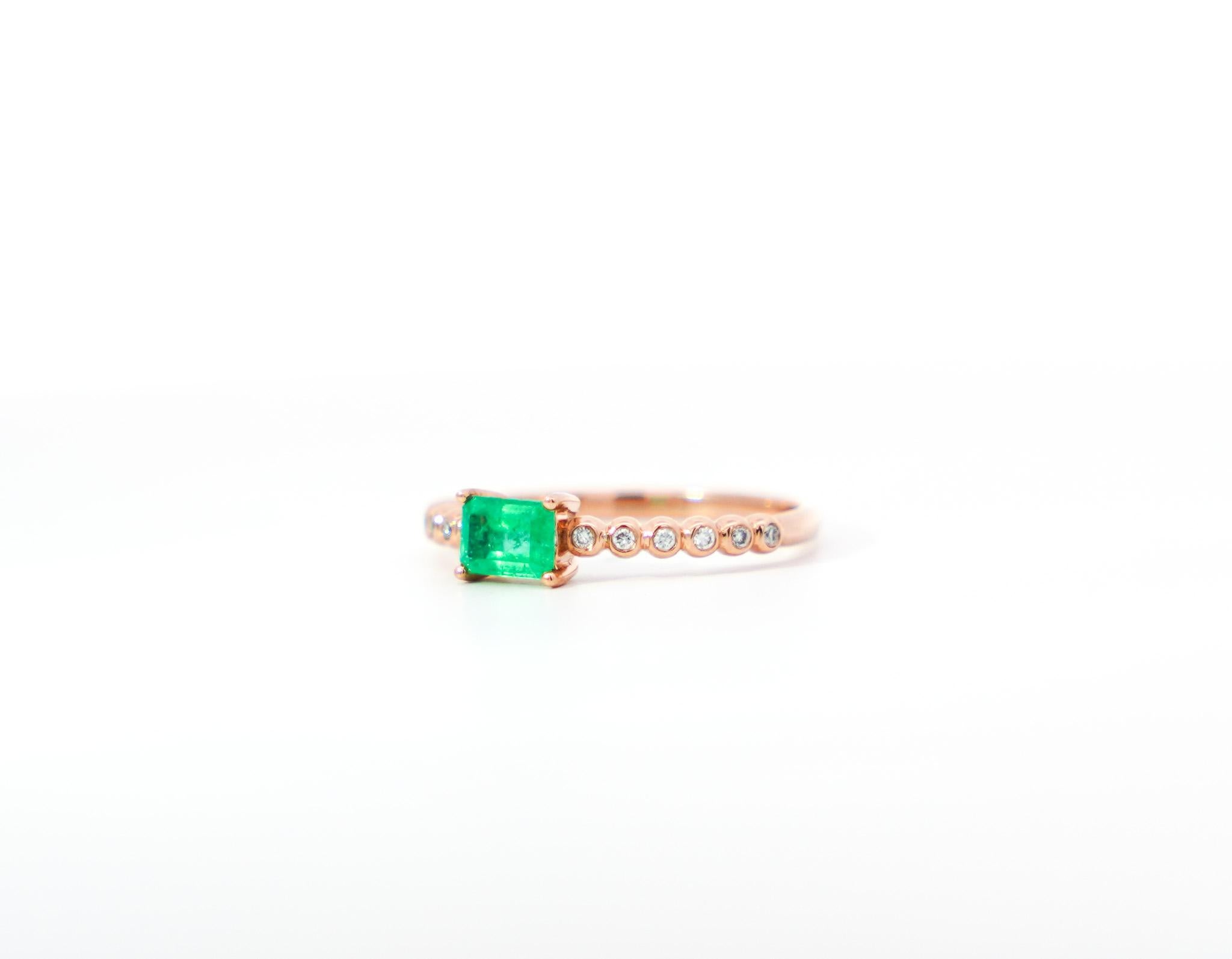 Natural Emerald Stacking Ring in 18K Rose Gold With Thin Ribbed Band For Sale 5