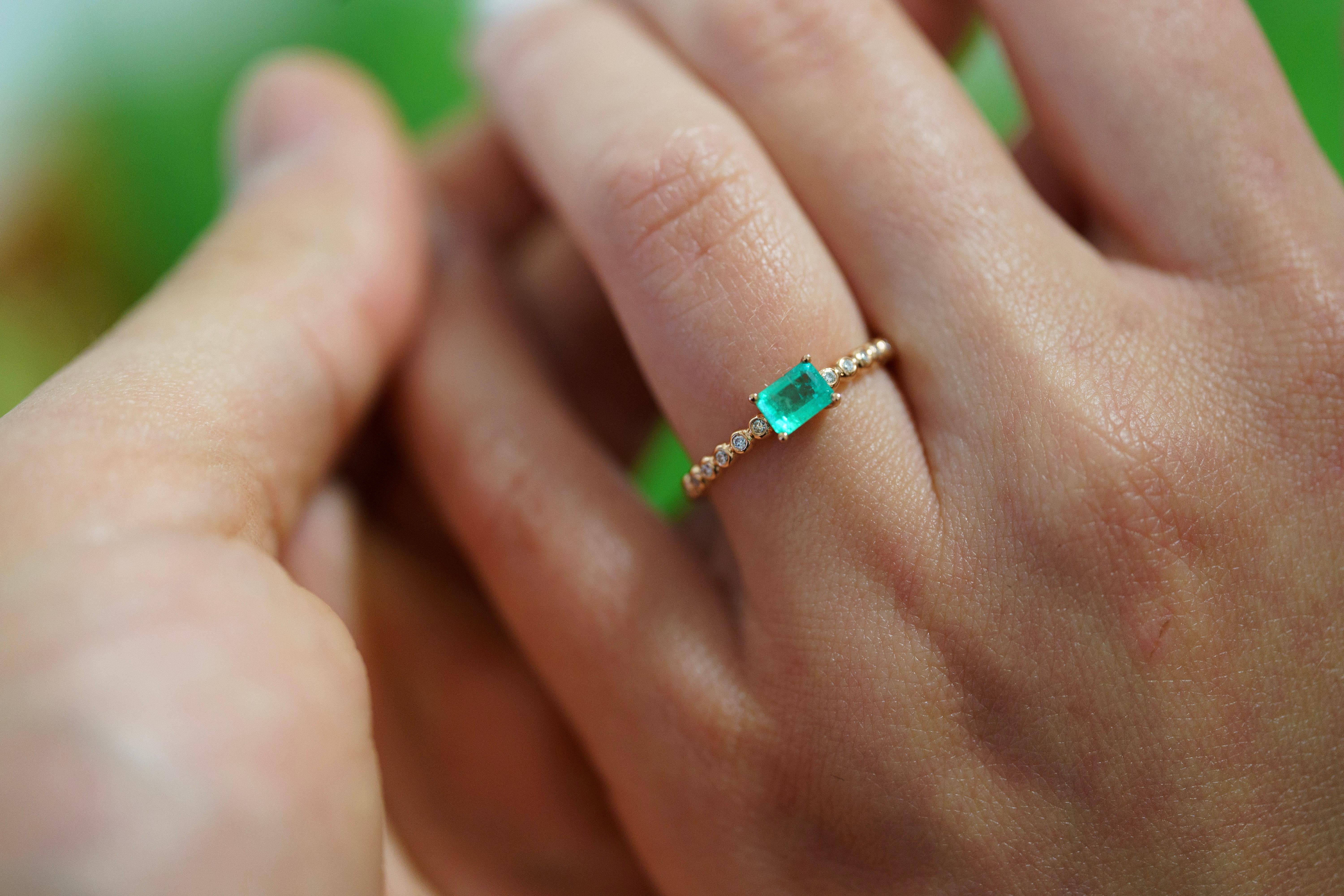 Modern Natural Emerald Stacking Ring in 18K Rose Gold With Thin Ribbed Band For Sale