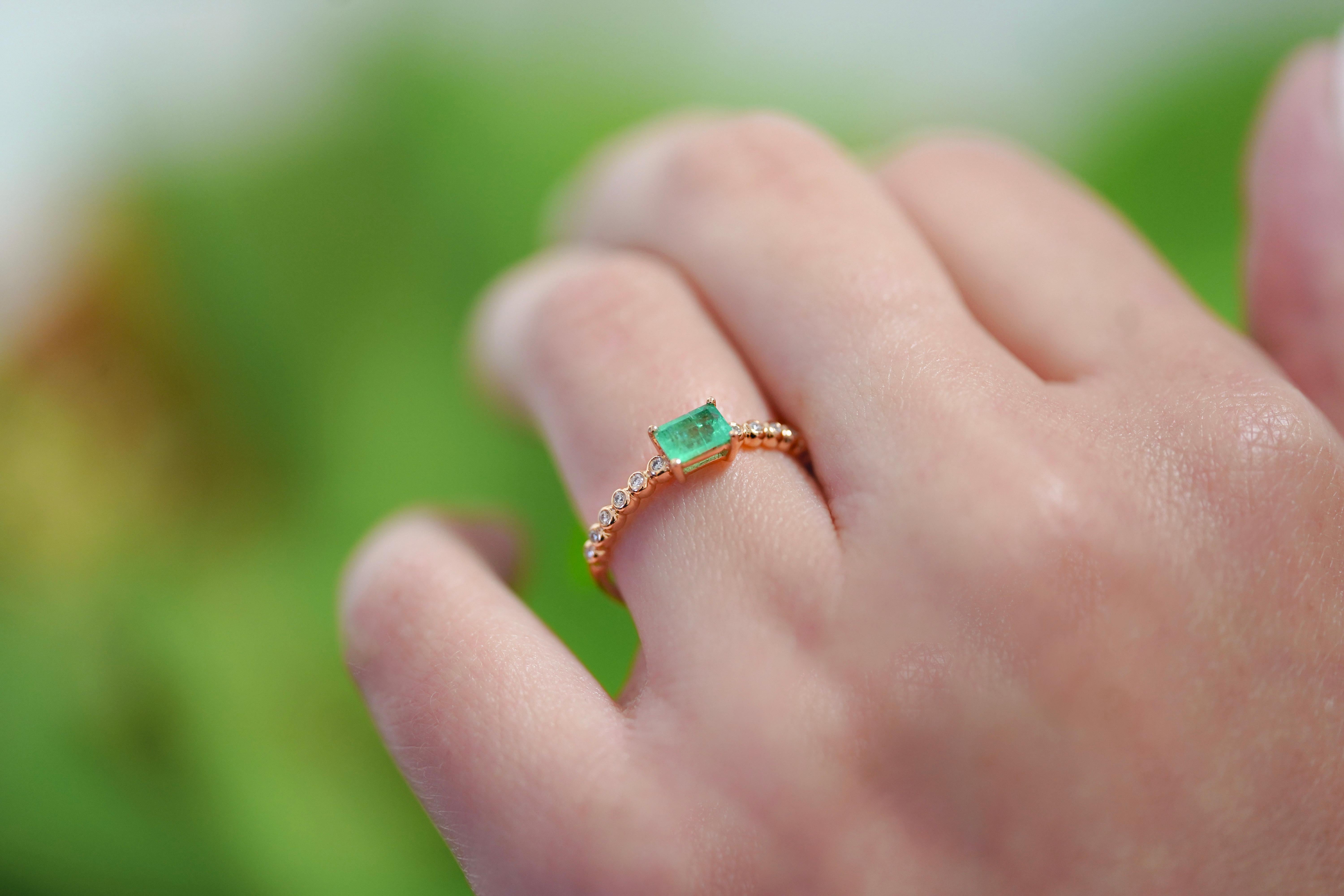 Emerald Cut Natural Emerald Stacking Ring in 18K Rose Gold With Thin Ribbed Band For Sale