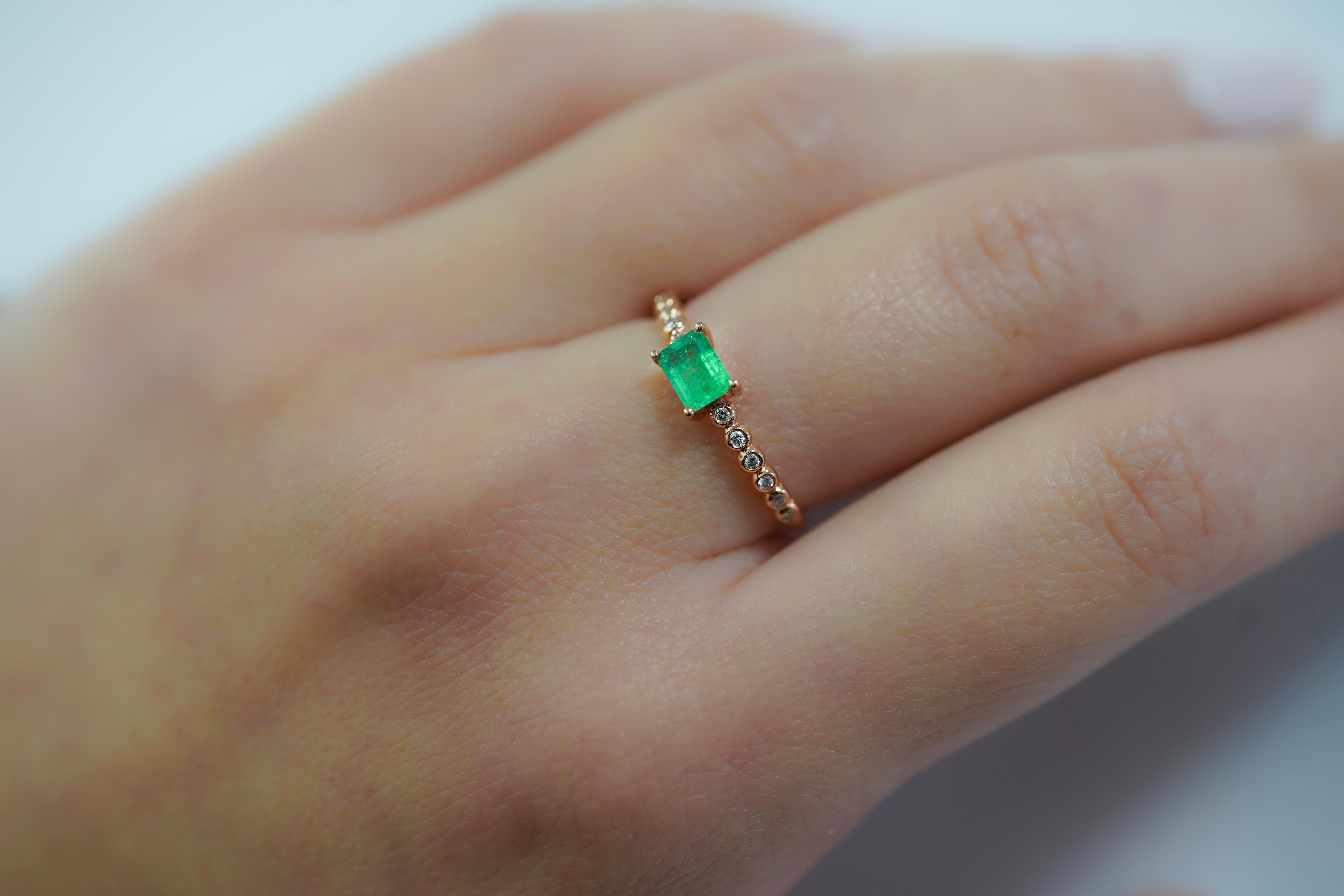 Natural Emerald Stacking Ring in 18K Rose Gold With Thin Ribbed Band In New Condition For Sale In Miami, FL
