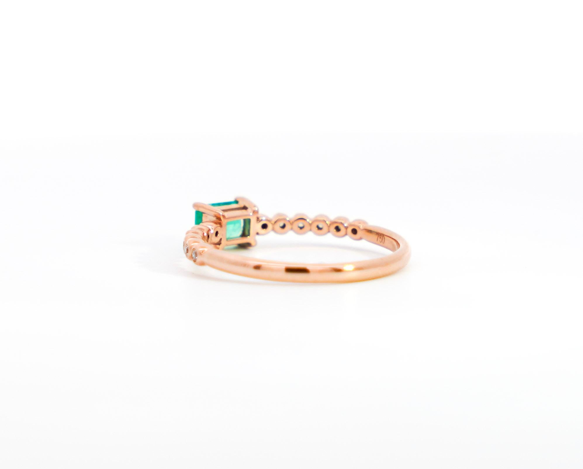 Natural Emerald Stacking Ring in 18K Rose Gold With Thin Ribbed Band For Sale 1