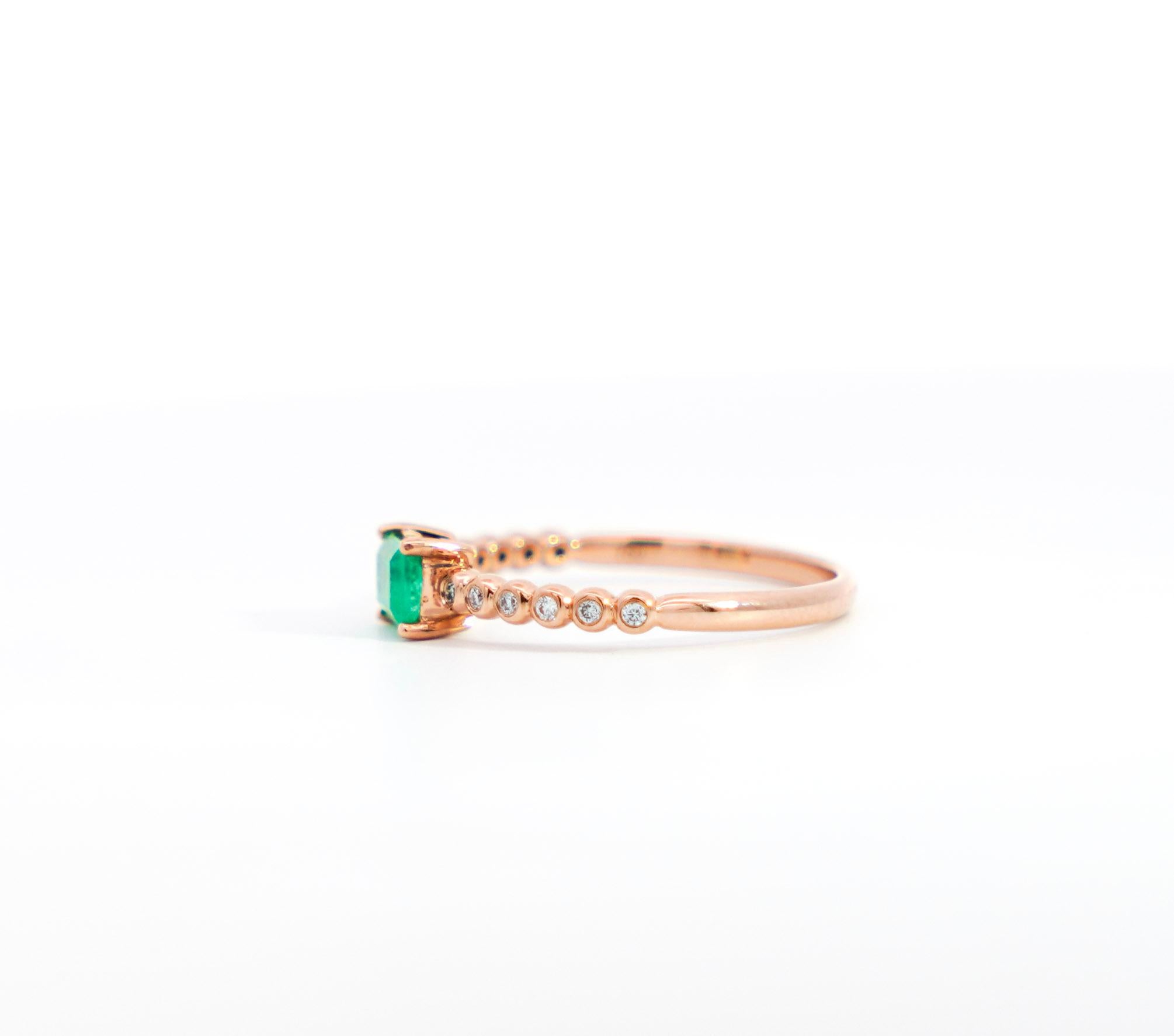 Natural Emerald Stacking Ring in 18K Rose Gold With Thin Ribbed Band For Sale 2