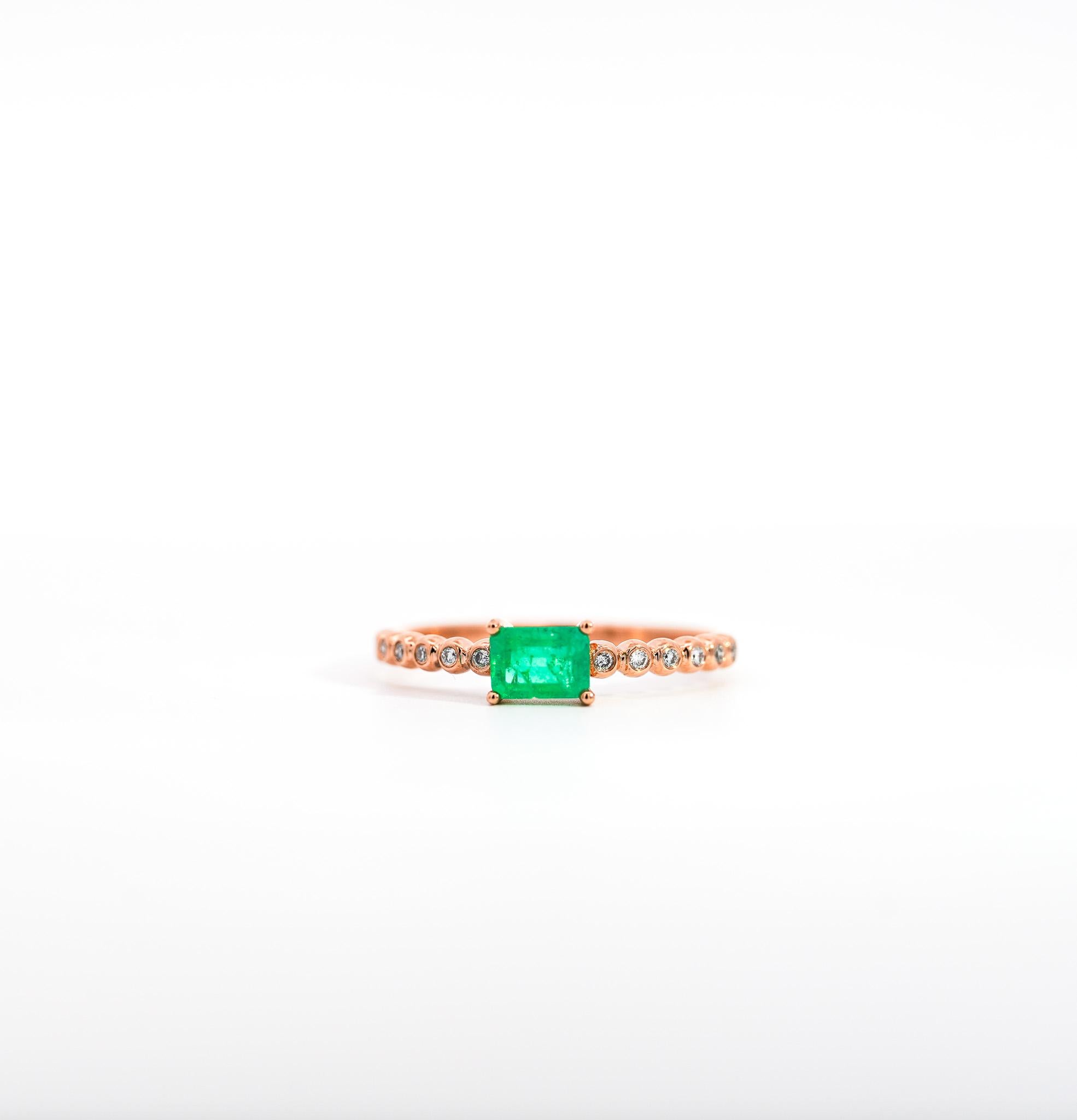 Natural Emerald Stacking Ring in 18K Rose Gold With Thin Ribbed Band For Sale 3
