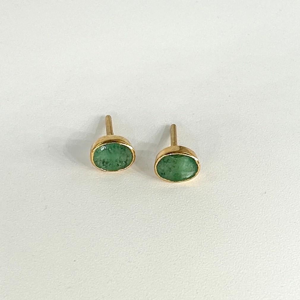 Art Déco Orecchini a perno in argento sterling placcato oro 18 carati con smeraldo naturale in vendita