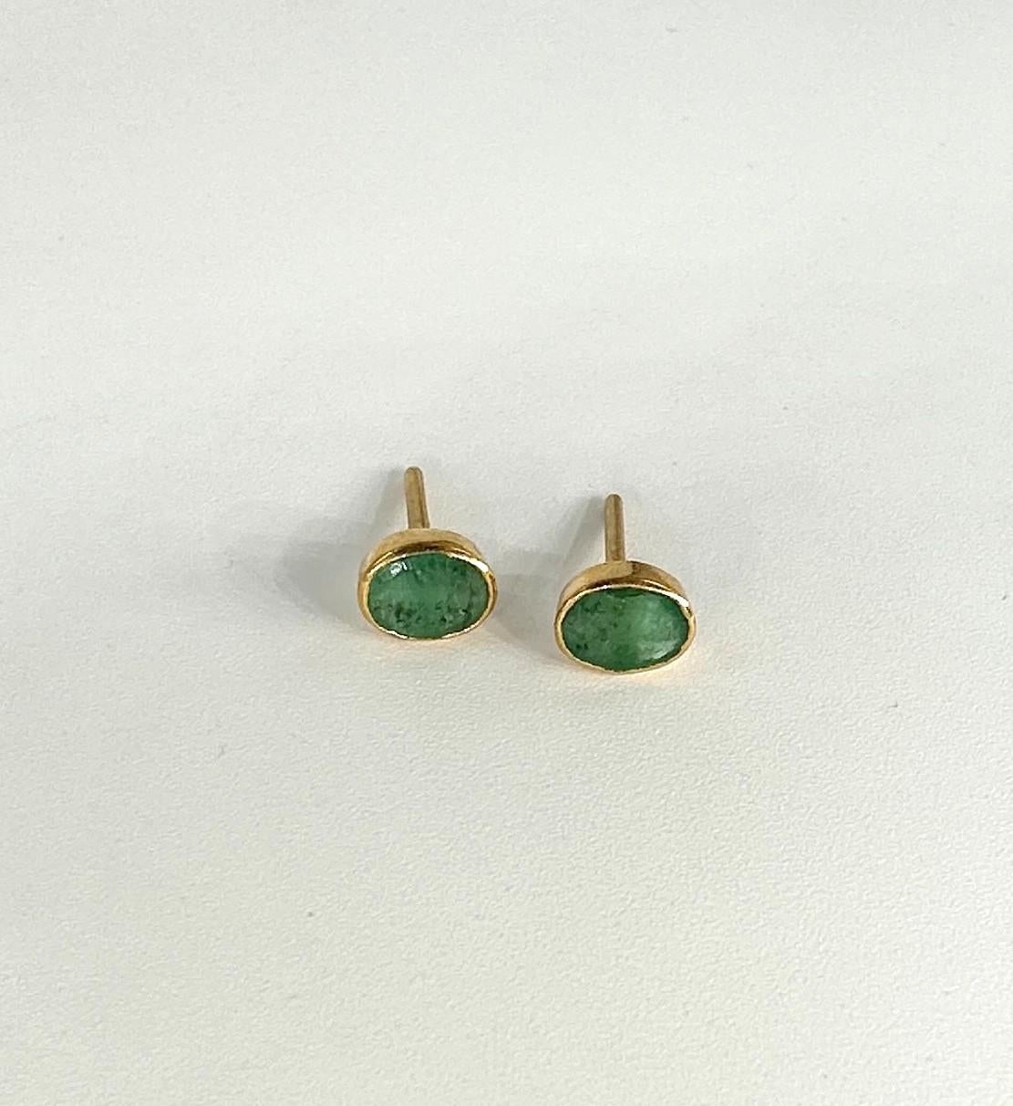 Taglio smeraldo Orecchini a perno in argento sterling placcato oro 18 carati con smeraldo naturale in vendita