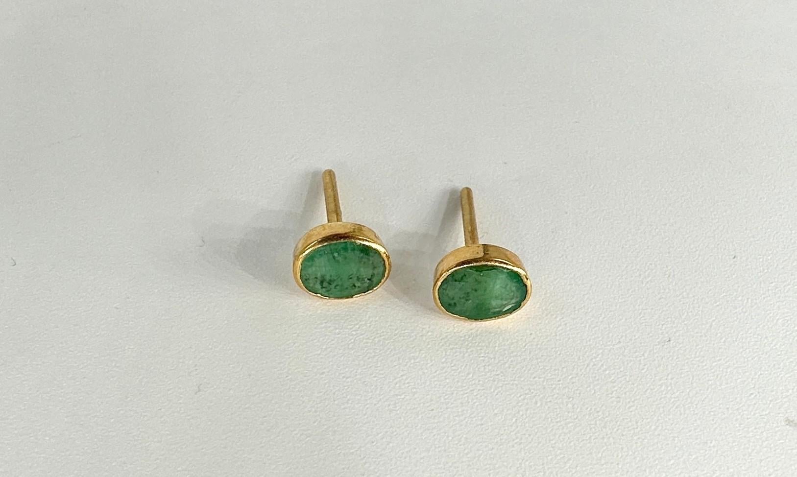Orecchini a perno in argento sterling placcato oro 18 carati con smeraldo naturale In condizioni Nuovo in vendita a Delhi, DL