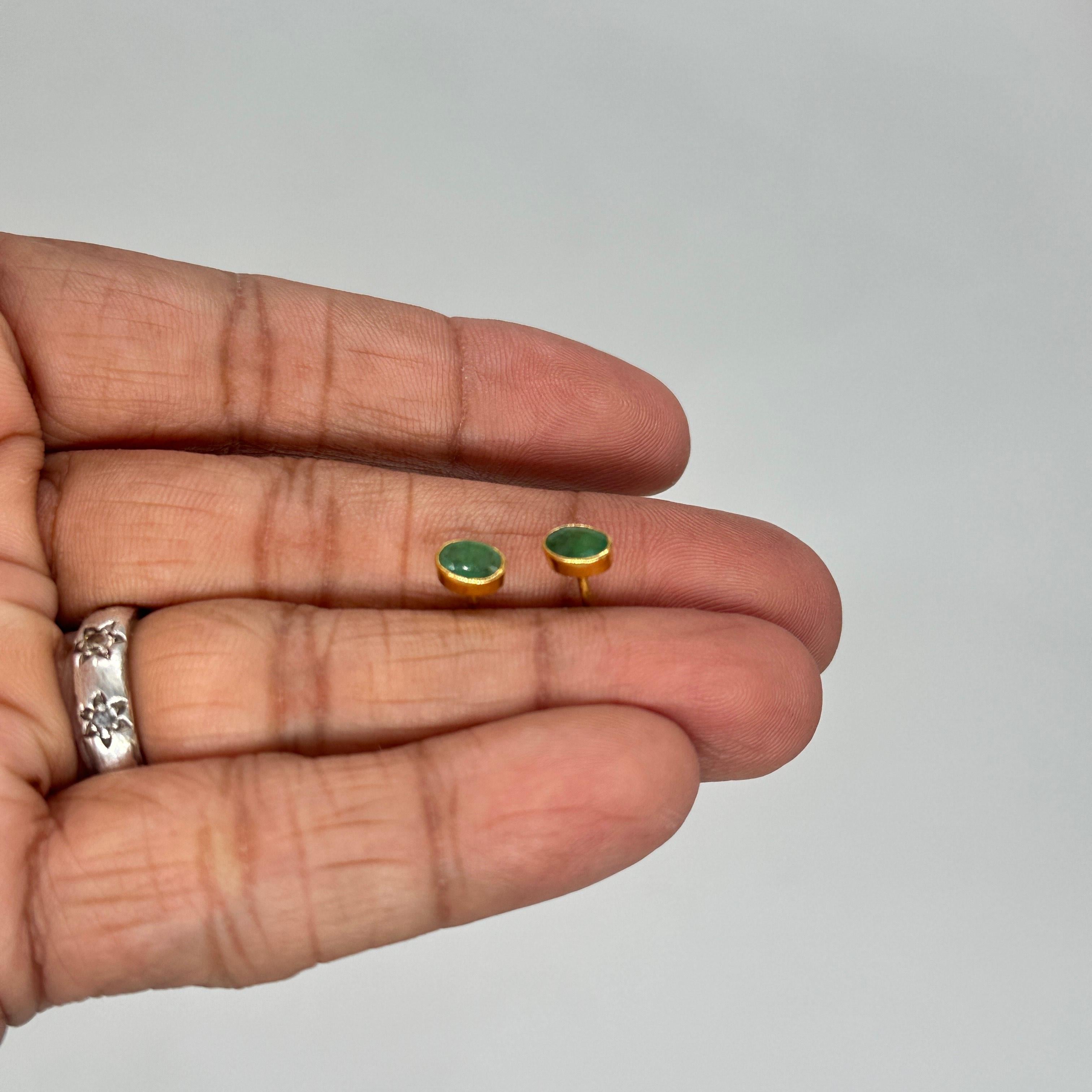 Orecchini a perno in argento sterling placcato oro 18 carati con smeraldo naturale in vendita 3