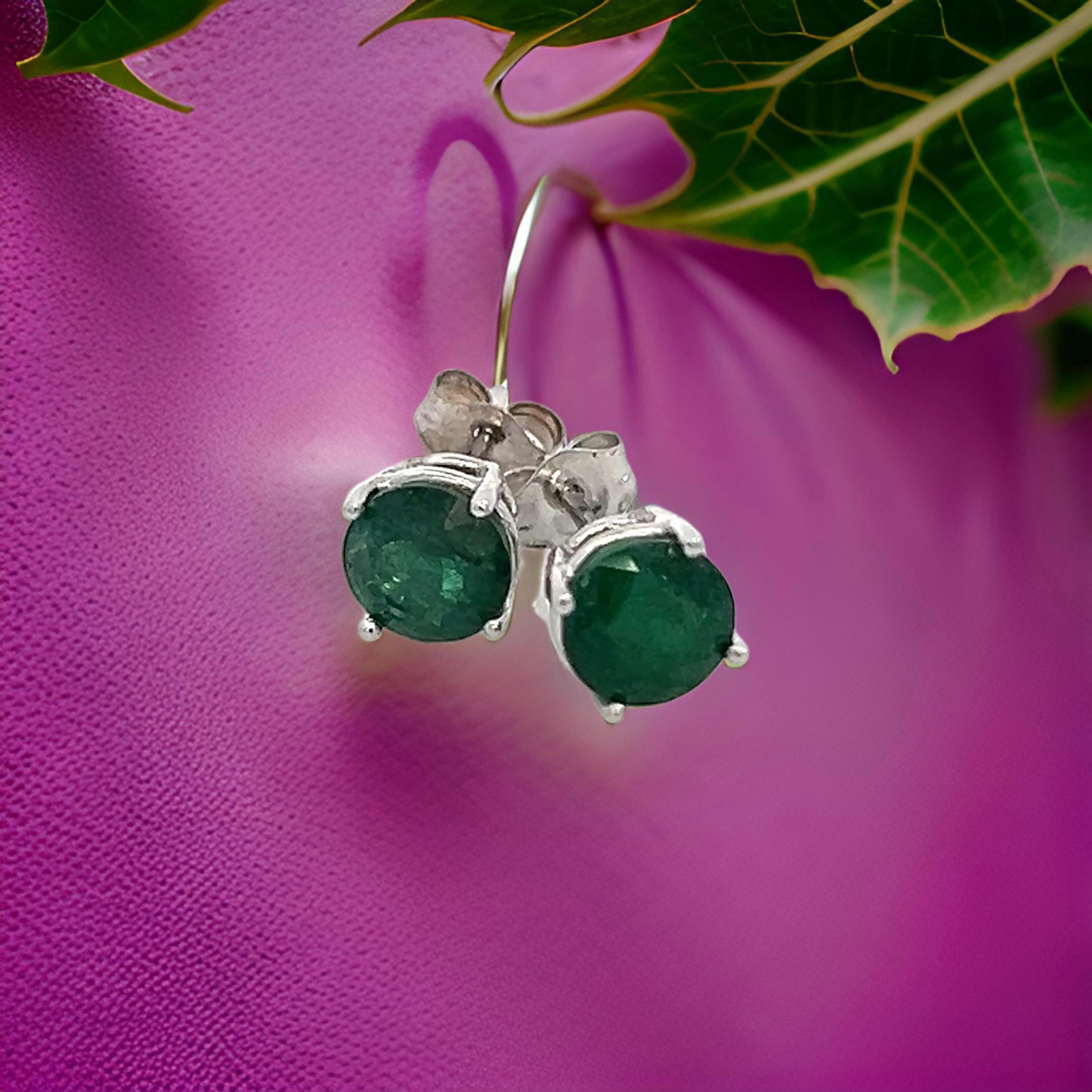Clous d'oreilles en or blanc 14 carats avec émeraude naturelle certifiée TCW 1,63 carat en vente 5