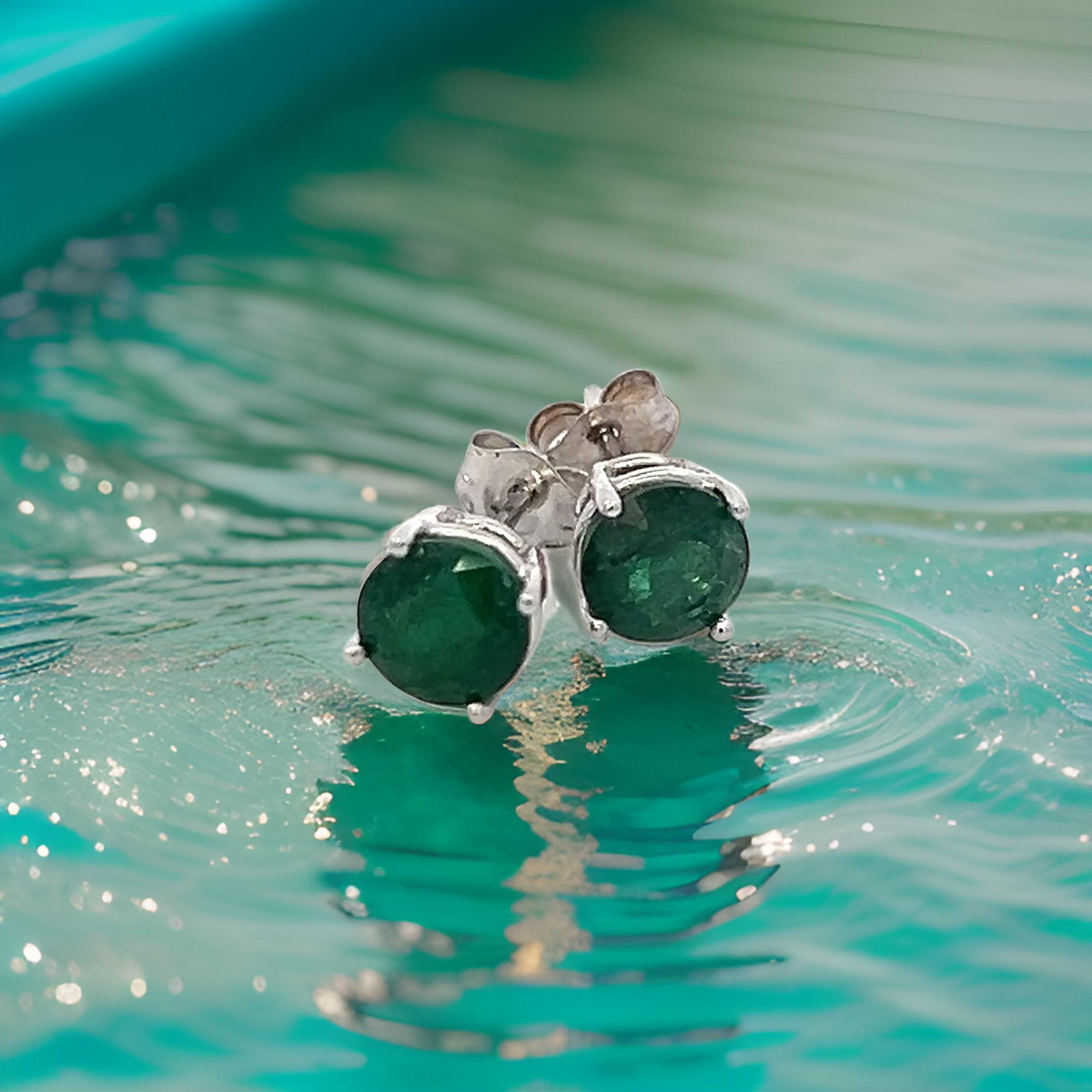 Taille ronde Clous d'oreilles en or blanc 14 carats avec émeraude naturelle certifiée TCW 1,63 carat en vente