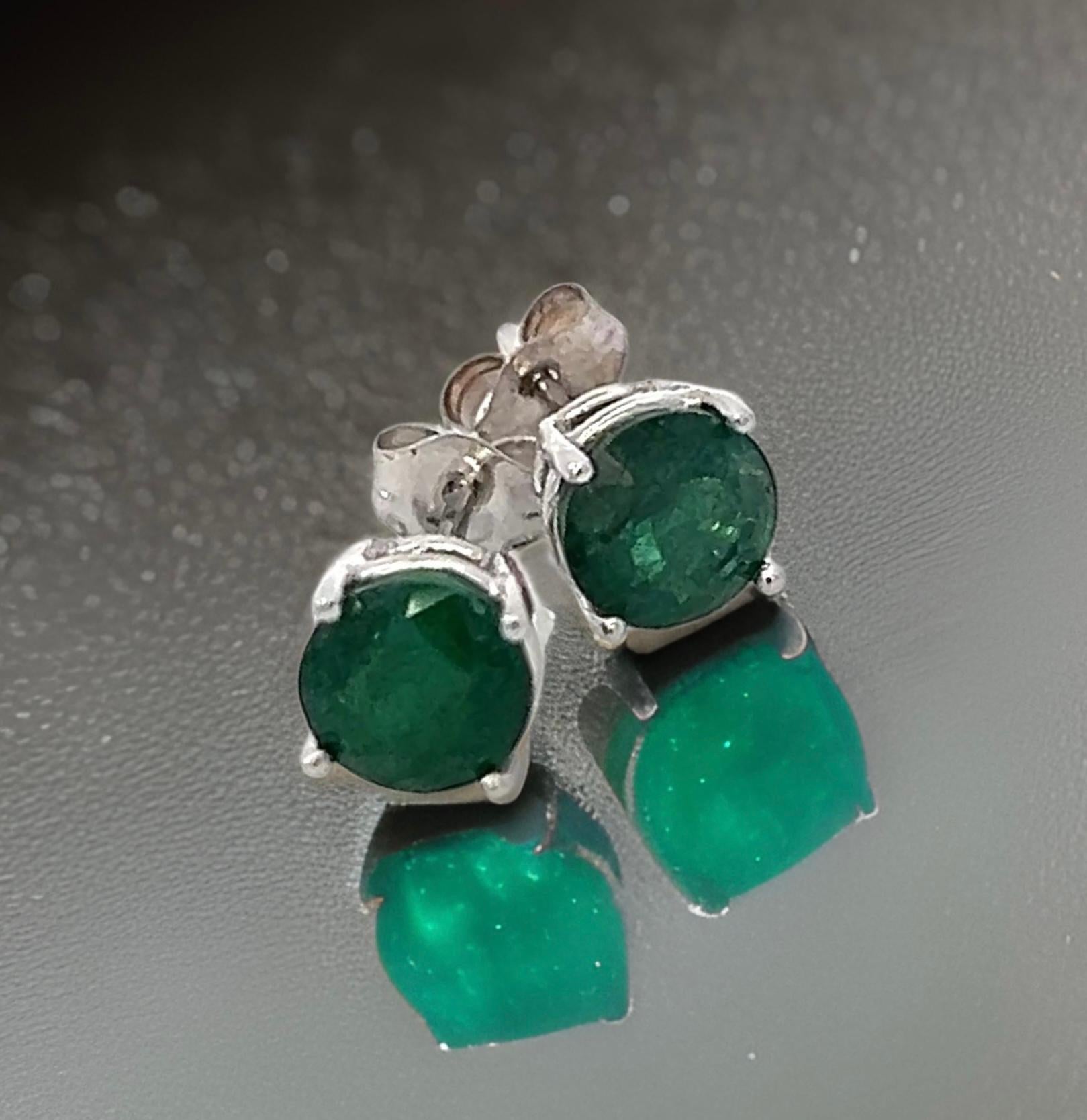 Clous d'oreilles en or blanc 14 carats avec émeraude naturelle certifiée TCW 1,63 carat Neuf - En vente à Brooklyn, NY