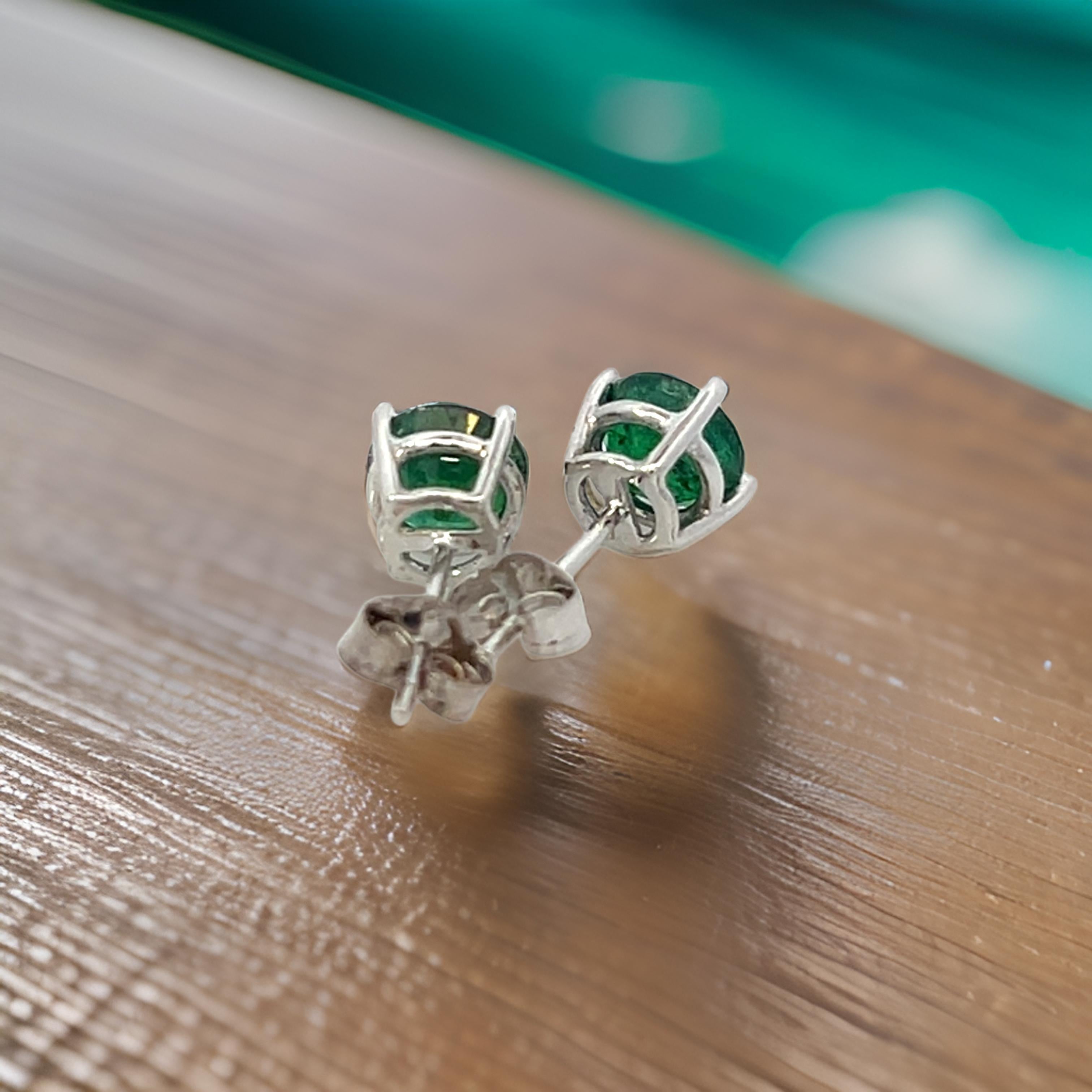Clous d'oreilles en or blanc 14 carats avec émeraude naturelle certifiée TCW 1,63 carat Pour femmes en vente
