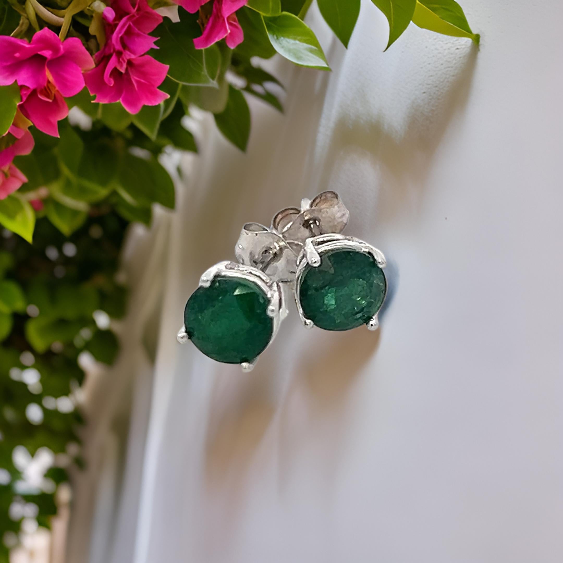 Clous d'oreilles en or blanc 14 carats avec émeraude naturelle certifiée TCW 1,63 carat en vente 1