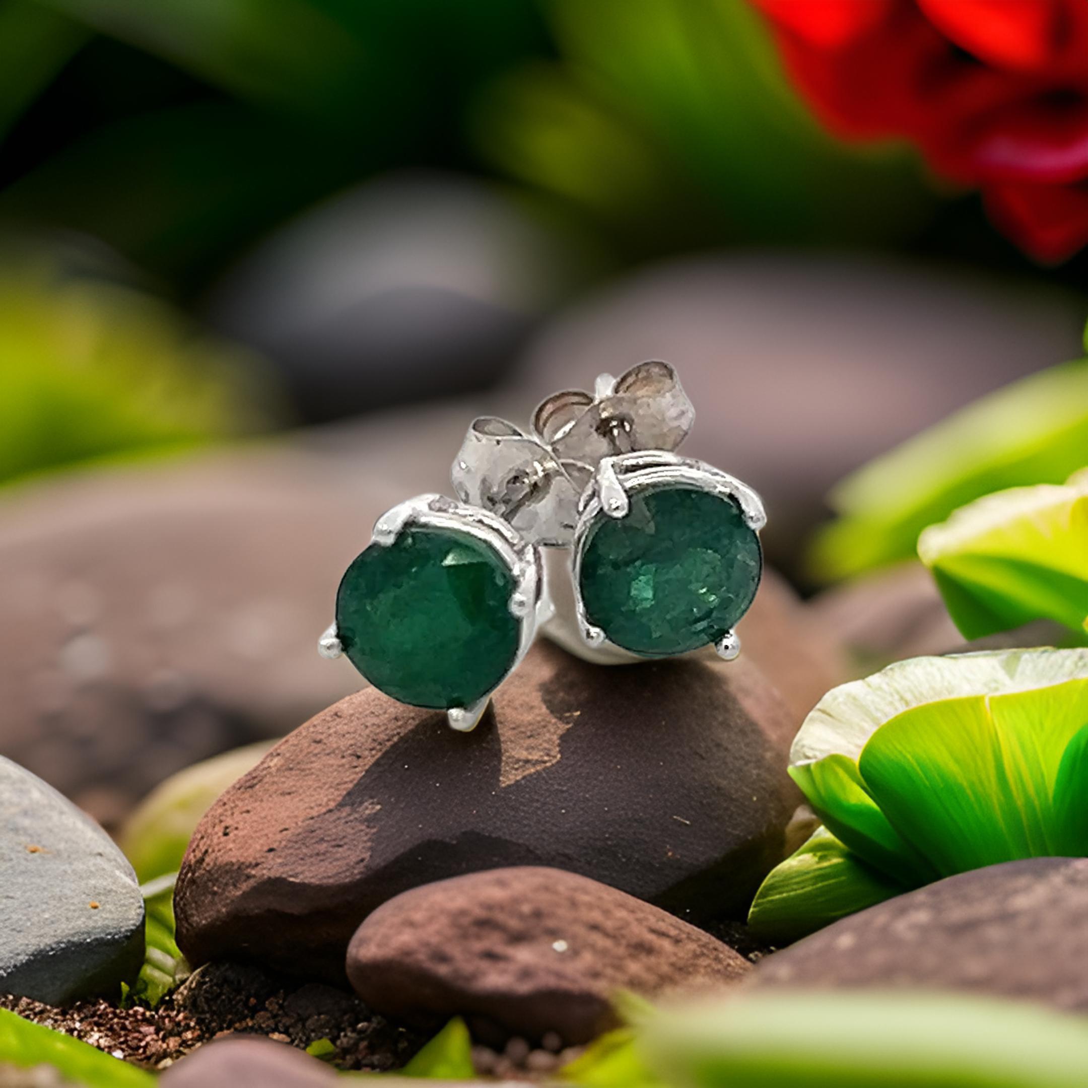 Clous d'oreilles en or blanc 14 carats avec émeraude naturelle certifiée TCW 1,63 carat en vente 3