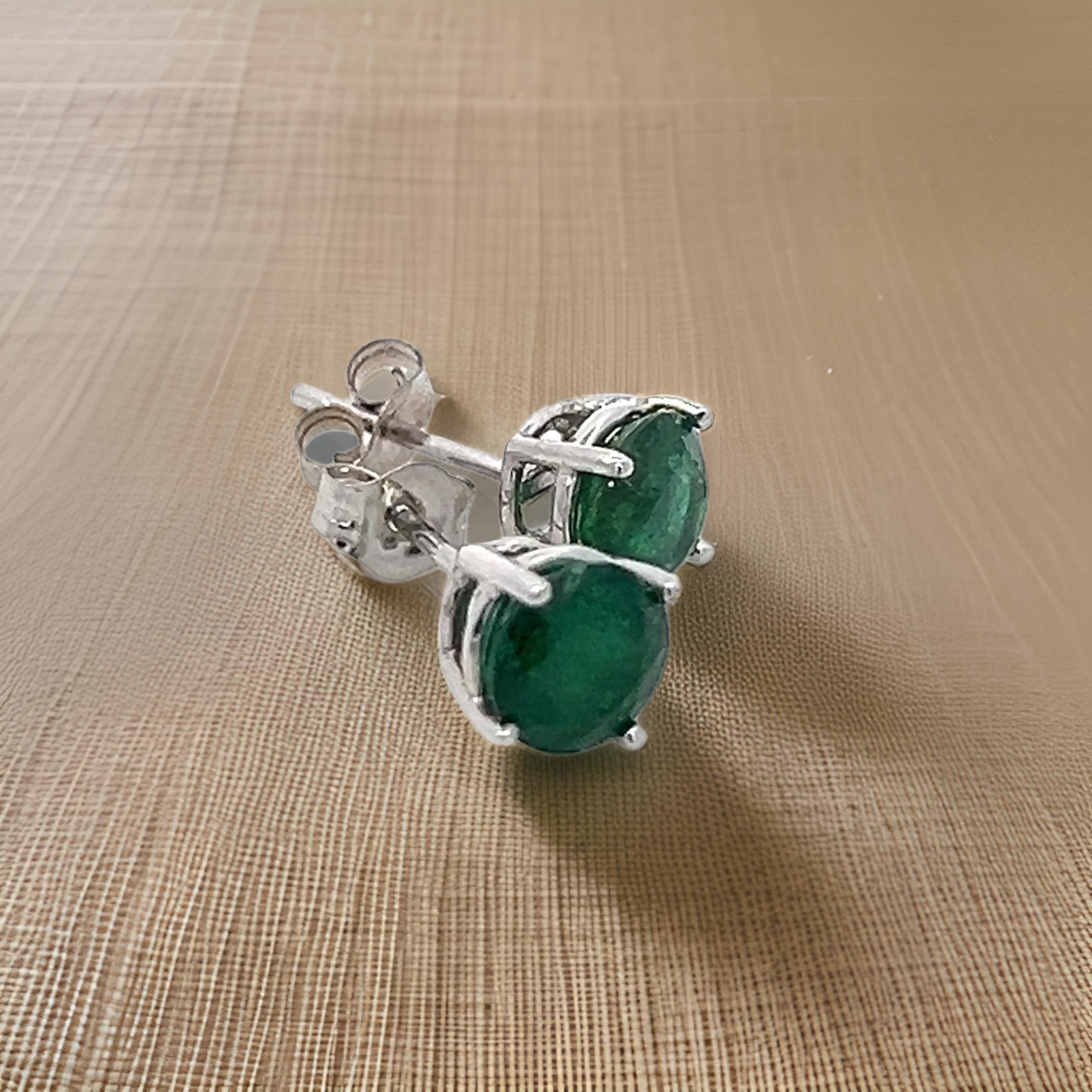 Clous d'oreilles en or blanc 14 carats avec émeraude naturelle certifiée TCW 1,63 carat en vente 4