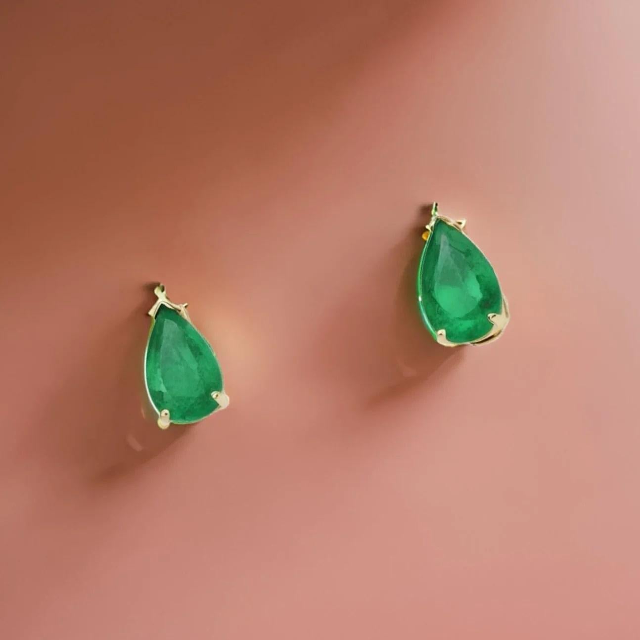 Orecchini con smeraldo naturale in oro 14k Y 1,60 Ctw certificati in vendita 2