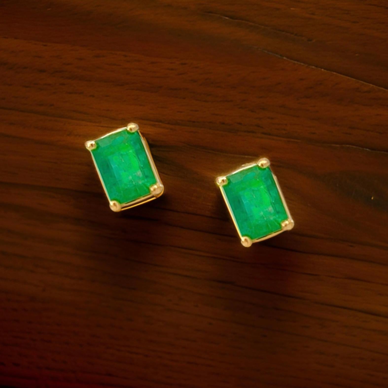 Taille émeraude Clous d'oreilles en or jaune 14 carats avec émeraude naturelle certifiée 1,70 TCW en vente
