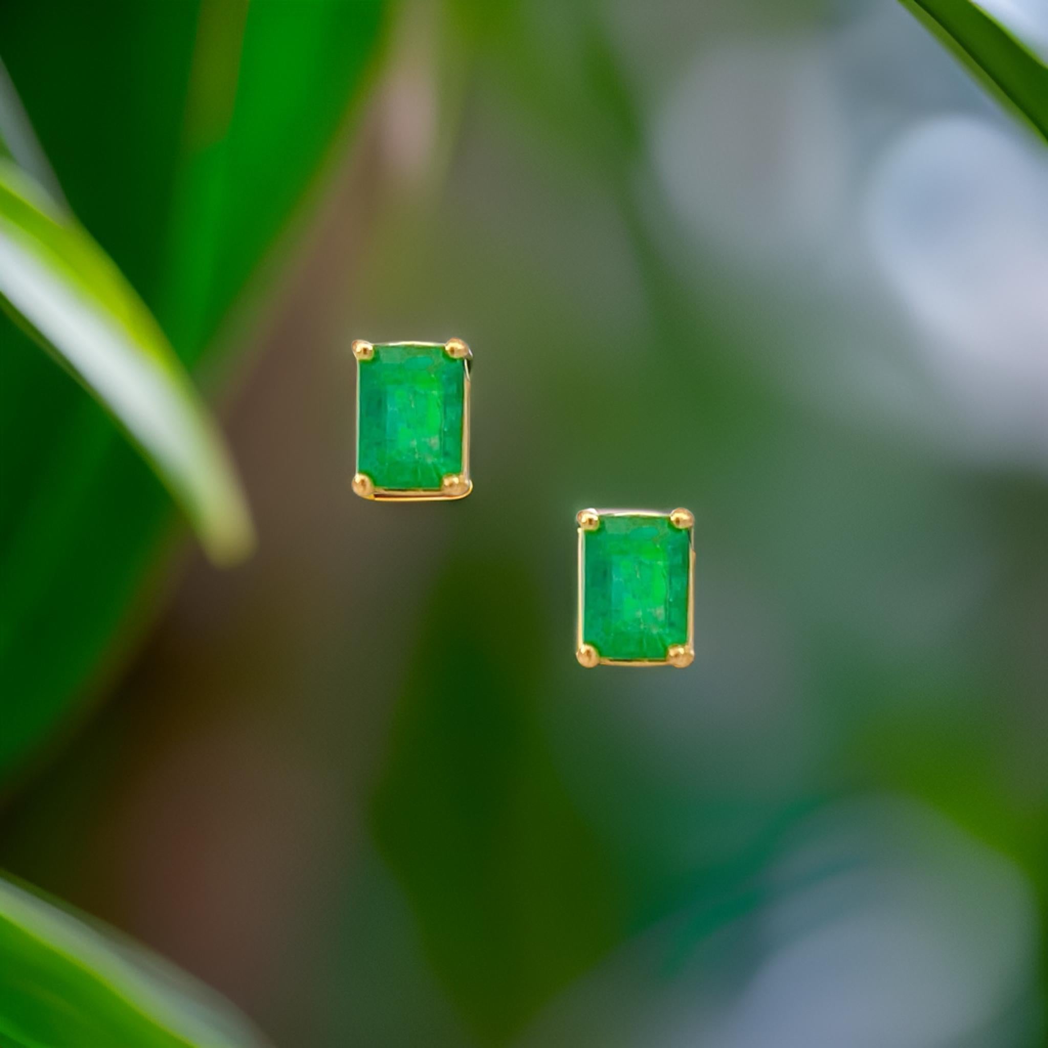 Clous d'oreilles en or jaune 14 carats avec émeraude naturelle certifiée 1,70 TCW Pour femmes en vente