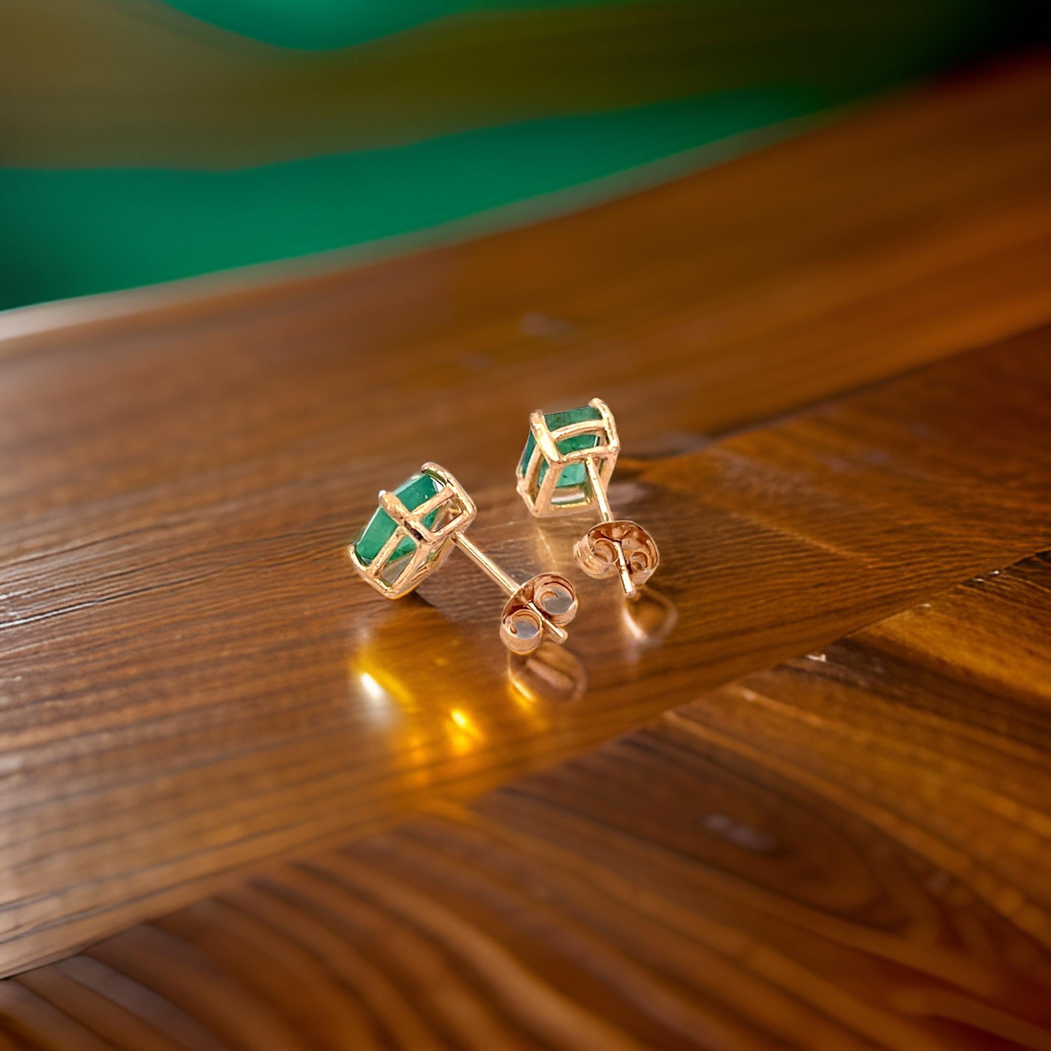 Clous d'oreilles en or jaune 14 carats avec émeraude naturelle certifiée 1,70 TCW en vente 3
