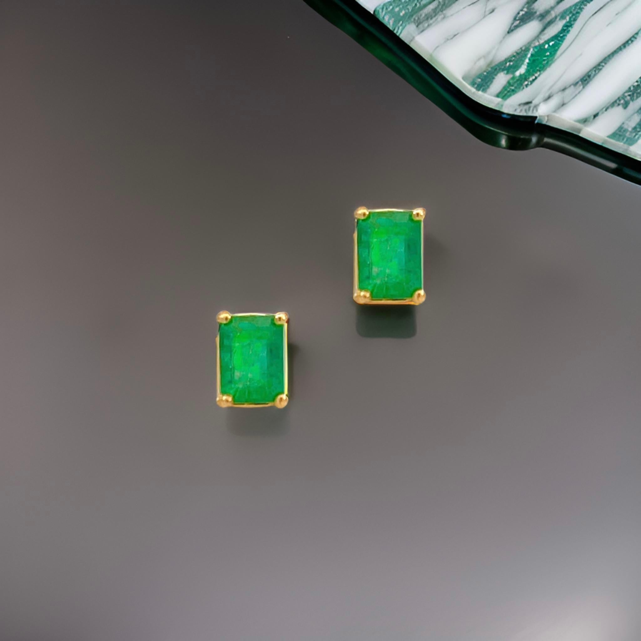 Clous d'oreilles en or jaune 14 carats avec émeraude naturelle certifiée 1,70 TCW en vente 4