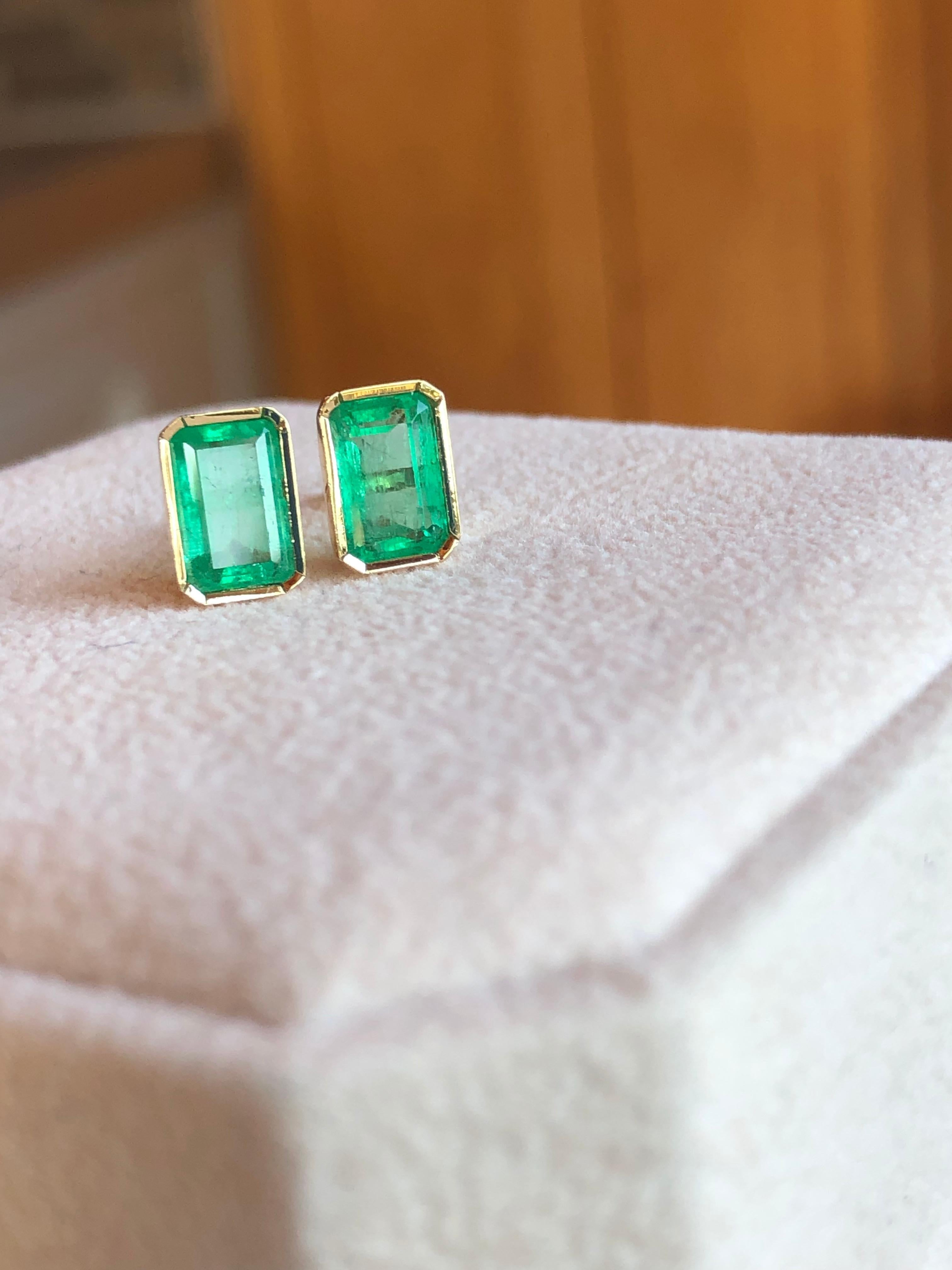 Emeralds Maravellous Natural Emerald Stud Earrings 18 Karat Yellow Gold For Sale 4