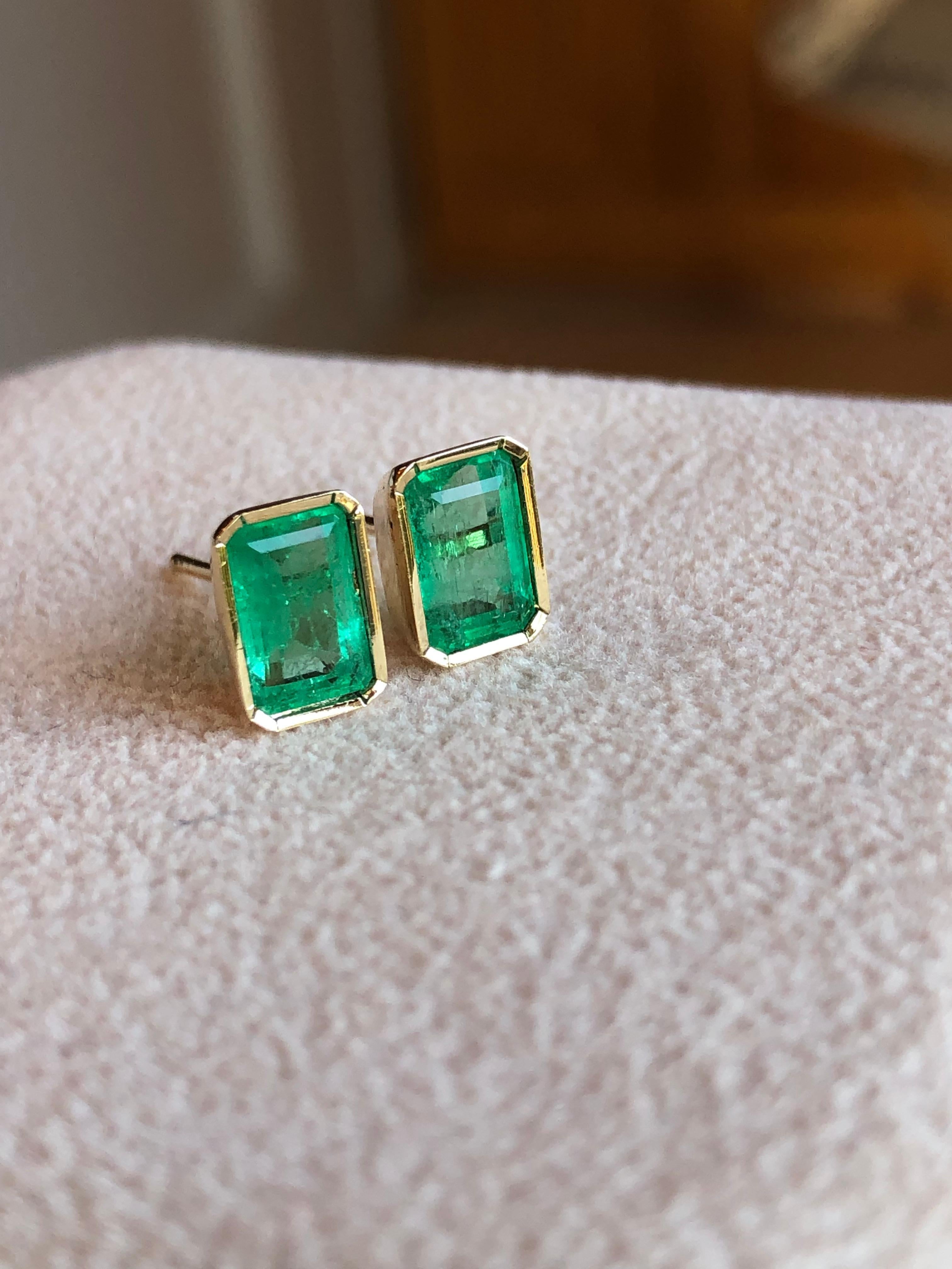 Emeralds Maravellous Natural Emerald Stud Earrings 18 Karat Yellow Gold For Sale 5