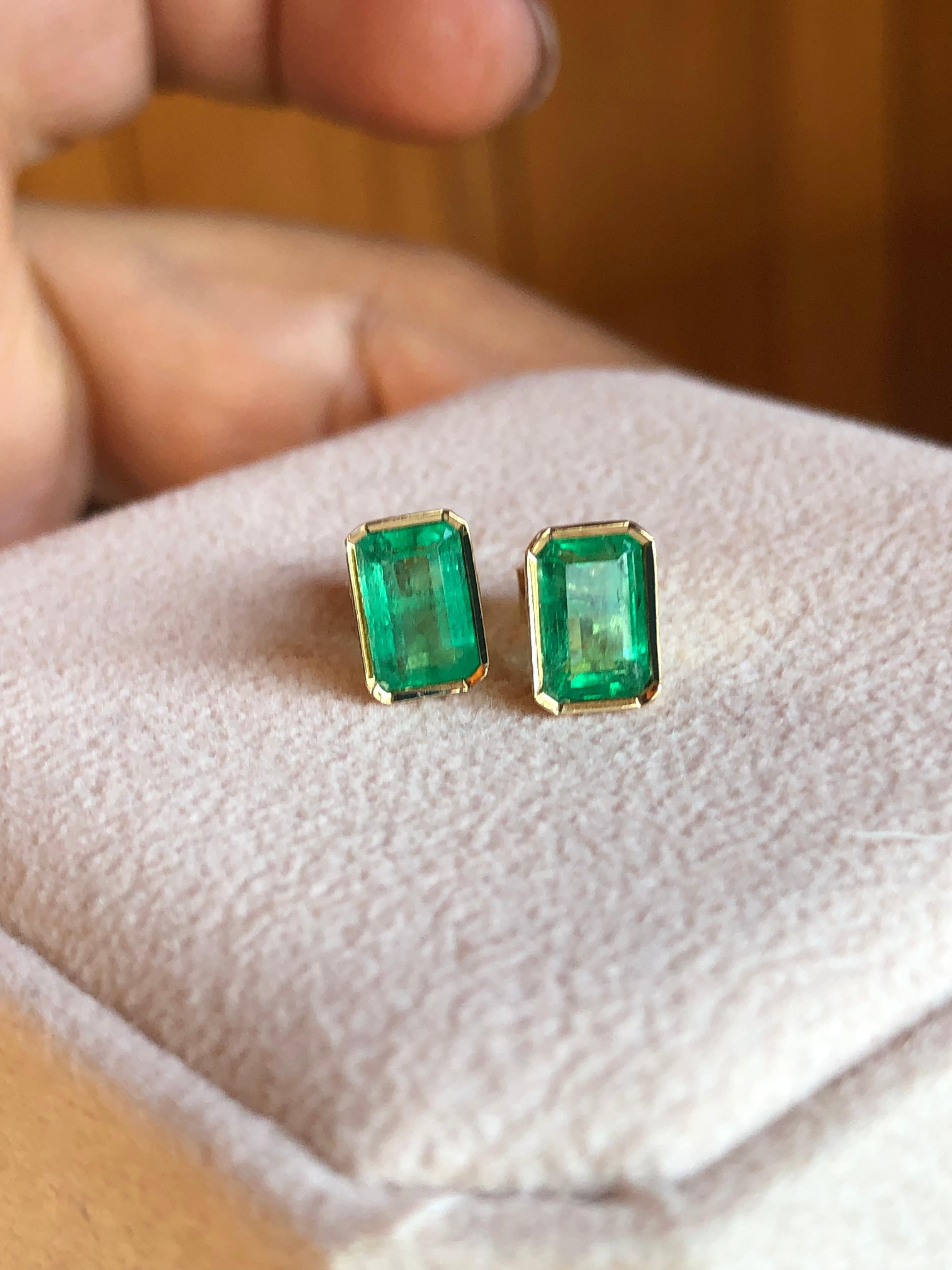 Emeralds Maravellous Natural Emerald Stud Earrings 18 Karat Yellow Gold For Sale 7